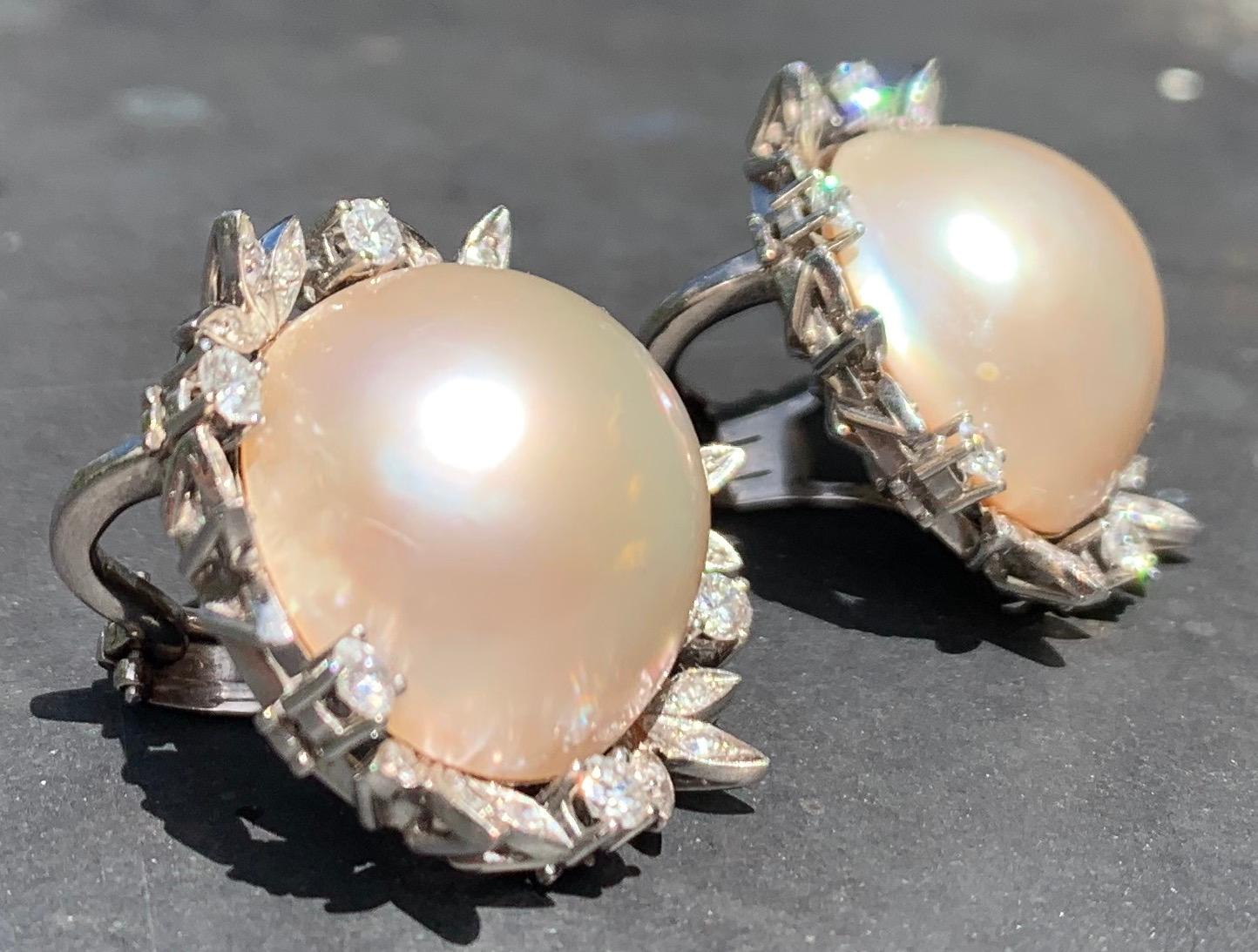 Vintage Mid-Century Clip On Earrings Diamond Mabé Pearl 18 Karat White Gold  For Sale 1