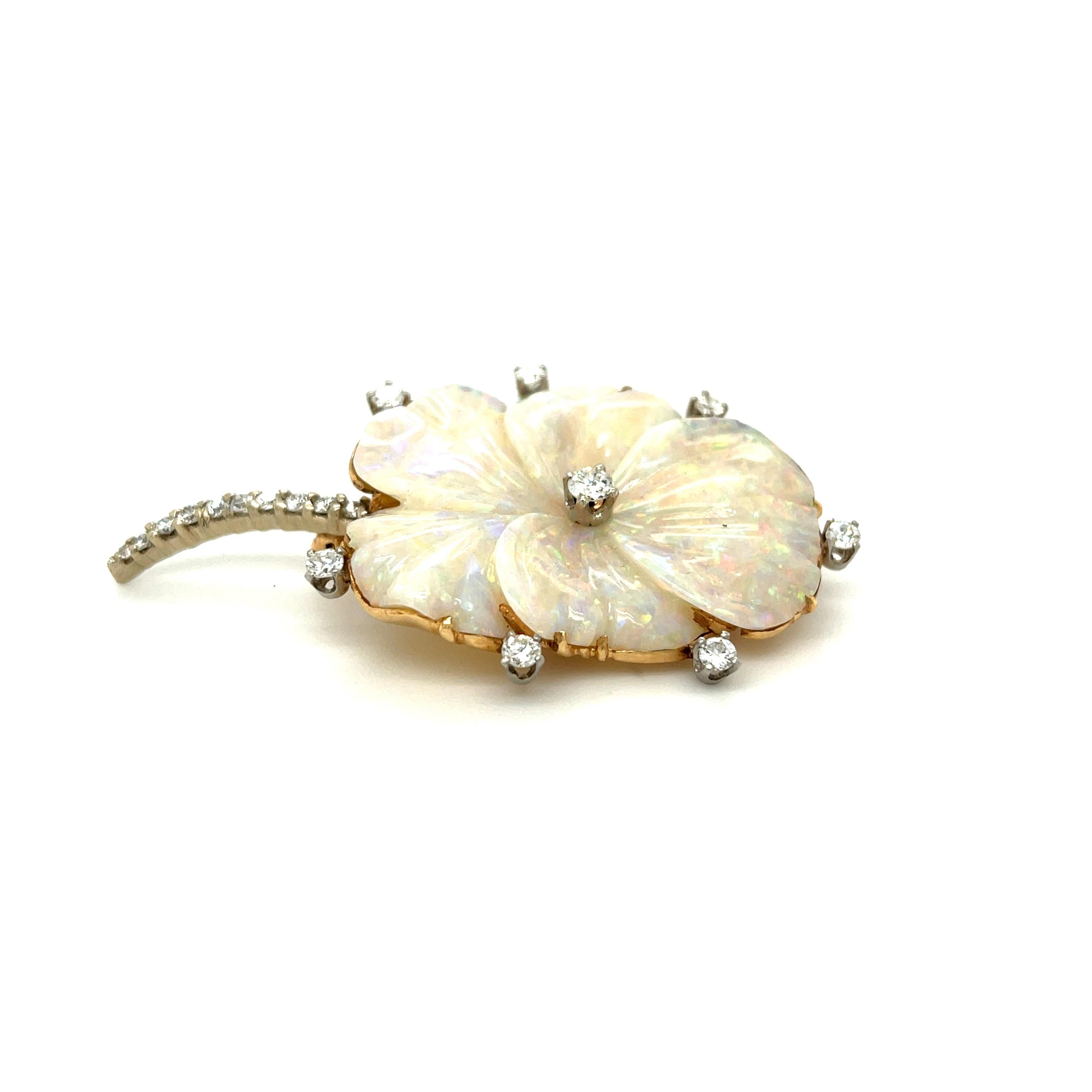 Gewöhnliche Brosche aus geschnitztem Opal mit Diamantbesatz, um 1960. Dieser wunderschön gestaltete Opal ist in Form einer Stiefmütterchenblüte geschnitzt. Stiefmütterchen haben in der Schmucksymbolik eine große Bedeutung - sie werden oft als