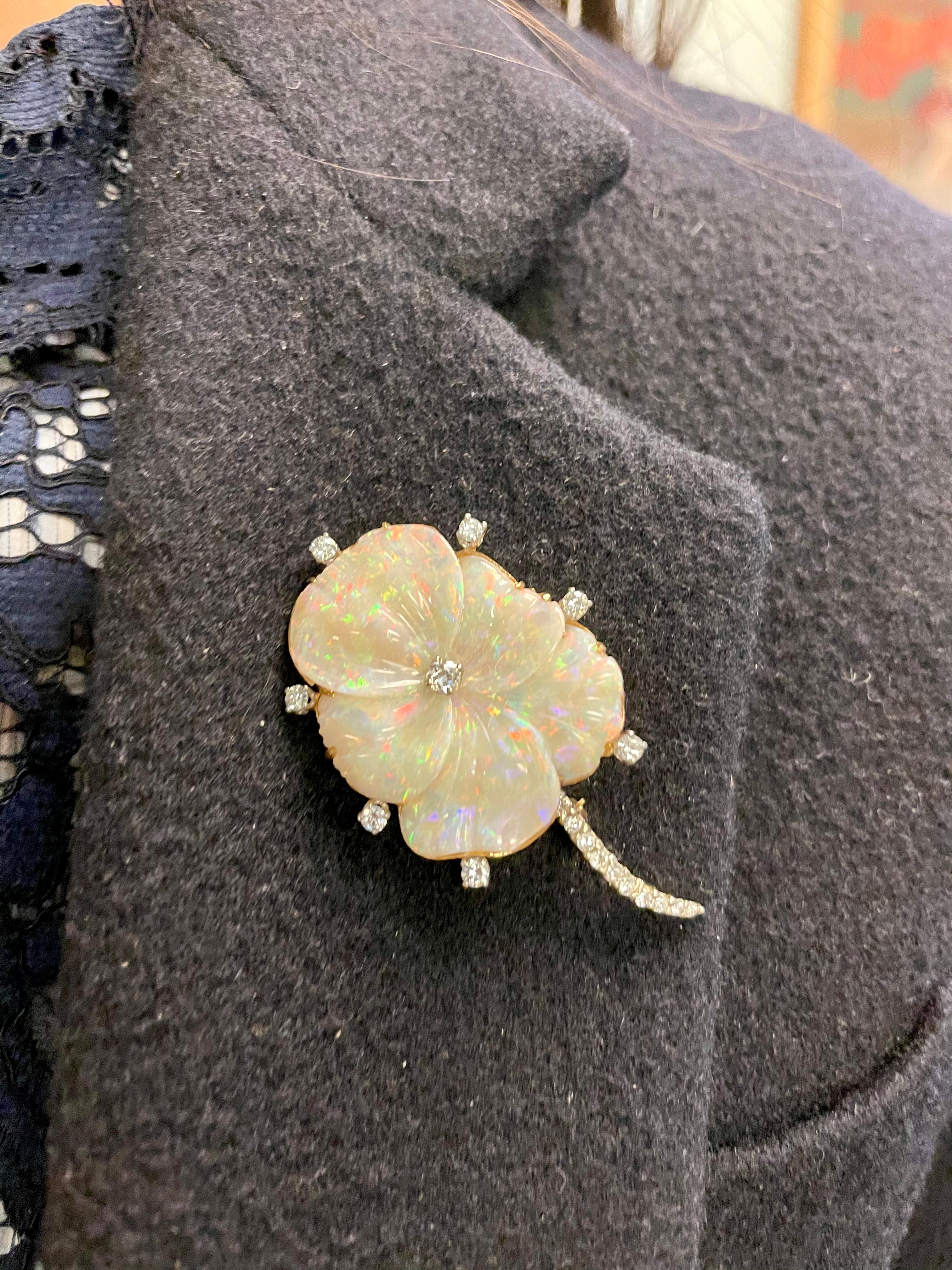 Broche Flor Ópalo Diamante Tallado Vintage Mediados de Siglo 18 Quilates en Bueno estado para la venta en New York, NY