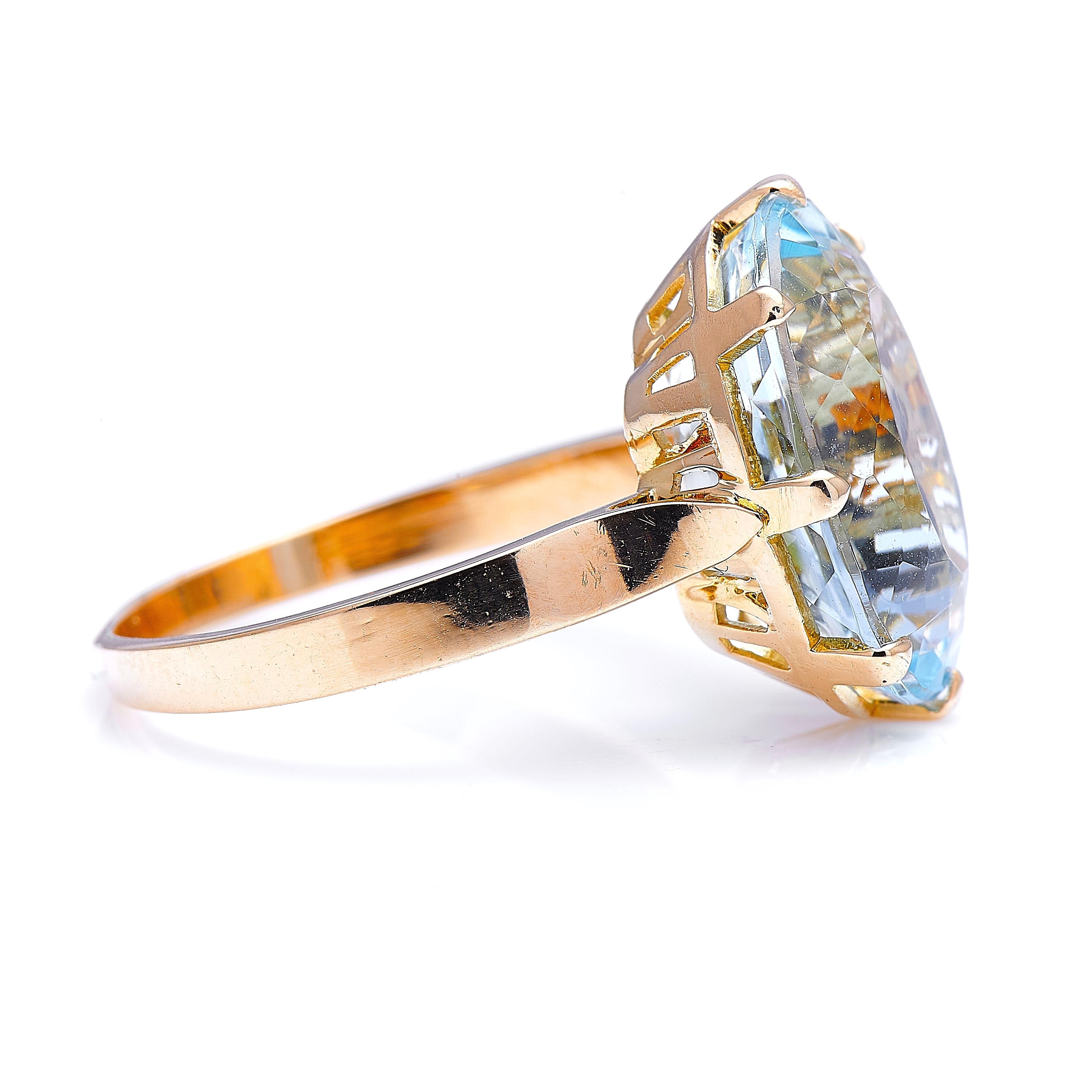 Oval Cut Vintage, Midcentury, 18 Carat Gold, Single Stone Aquamarine Ring