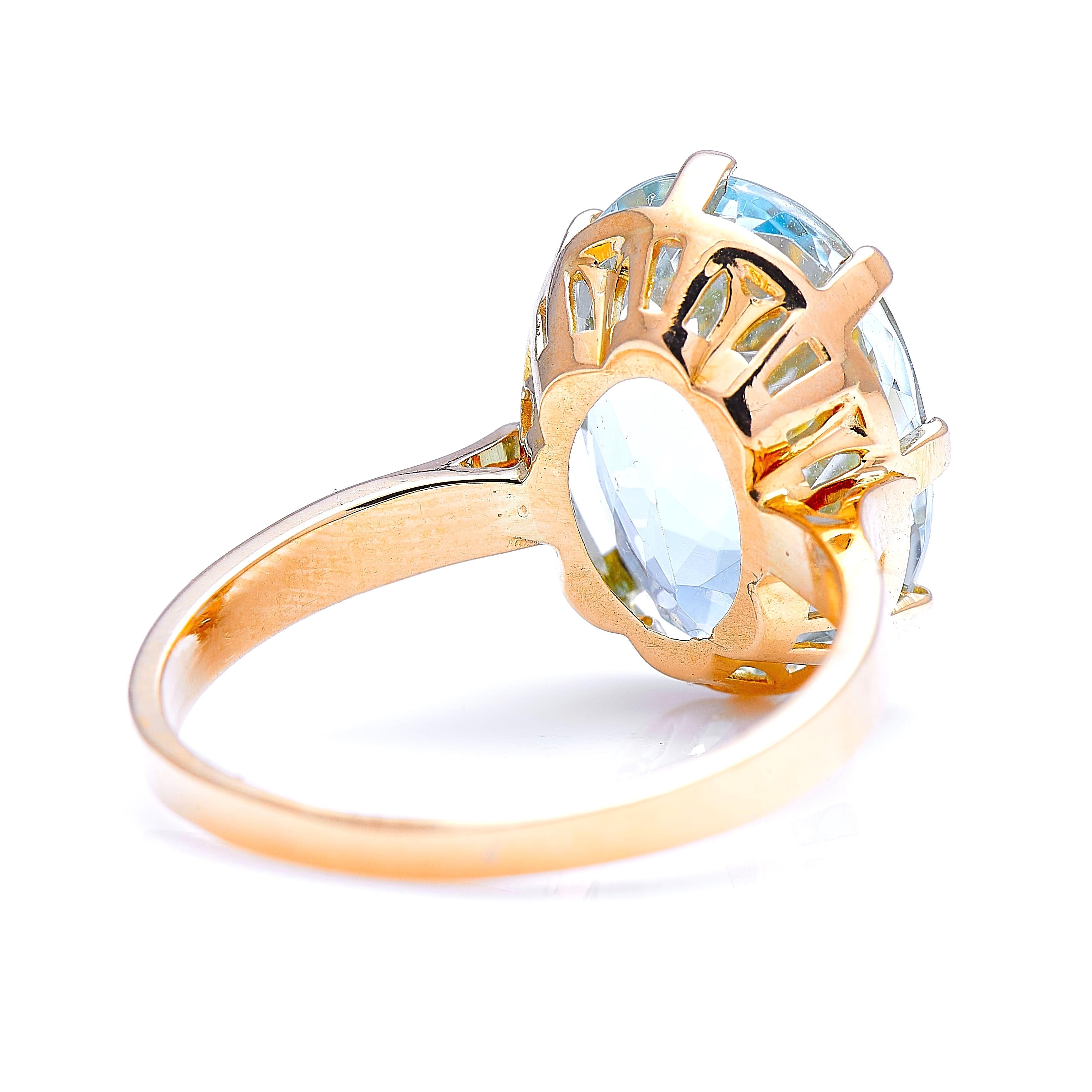 Vintage, Midcentury, 18 Carat Gold, Single Stone Aquamarine Ring In Excellent Condition In Rochford, Essex