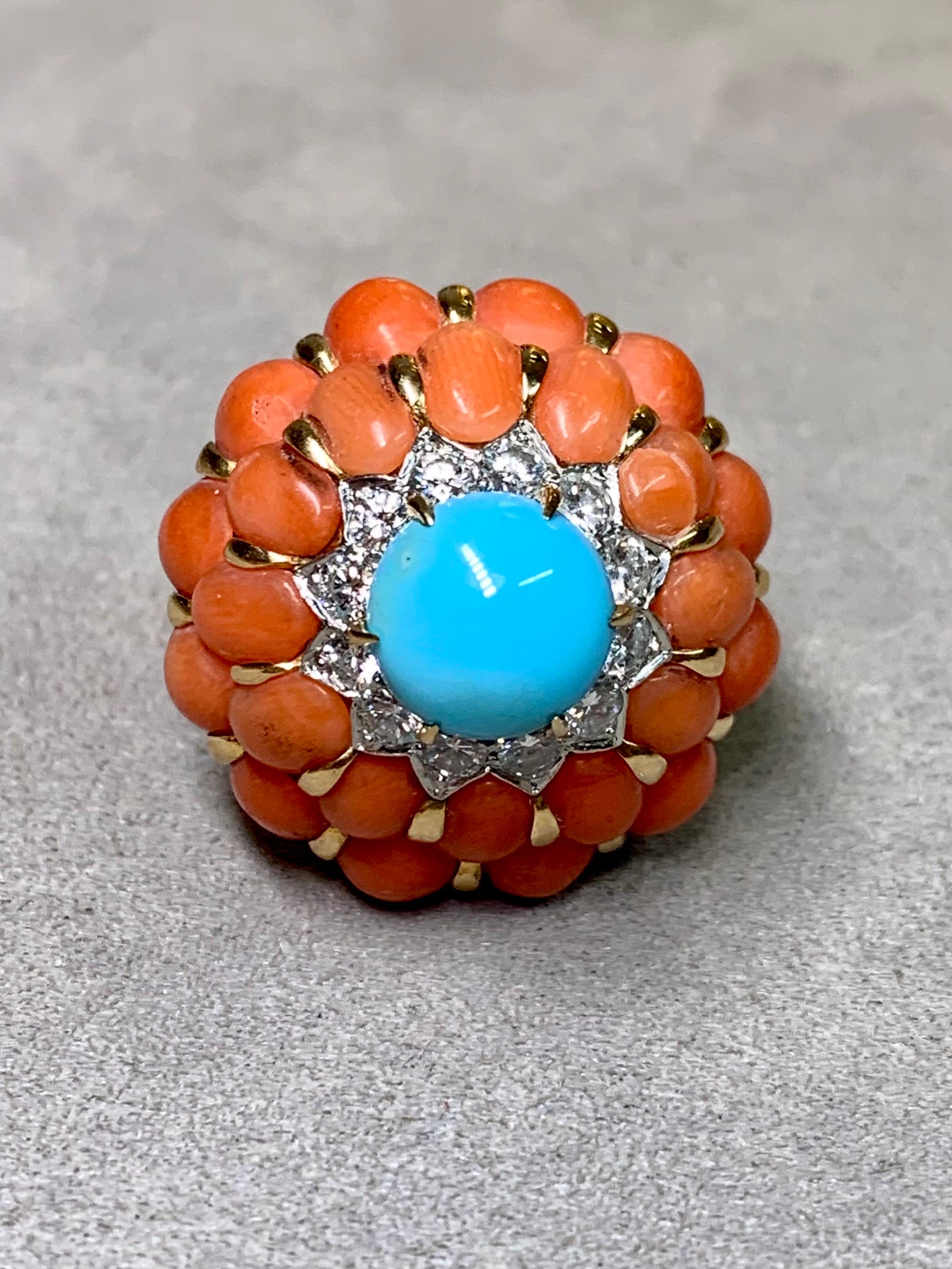 
Un sorprendente anello da cocktail di metà secolo, circa anni '60, realizzato in oro giallo 18 carati. Il centro è costituito da un turchese persiano cabochon naturale, circondato da circa 1,15 carati di diamanti rotondi taglio brillante, di colore