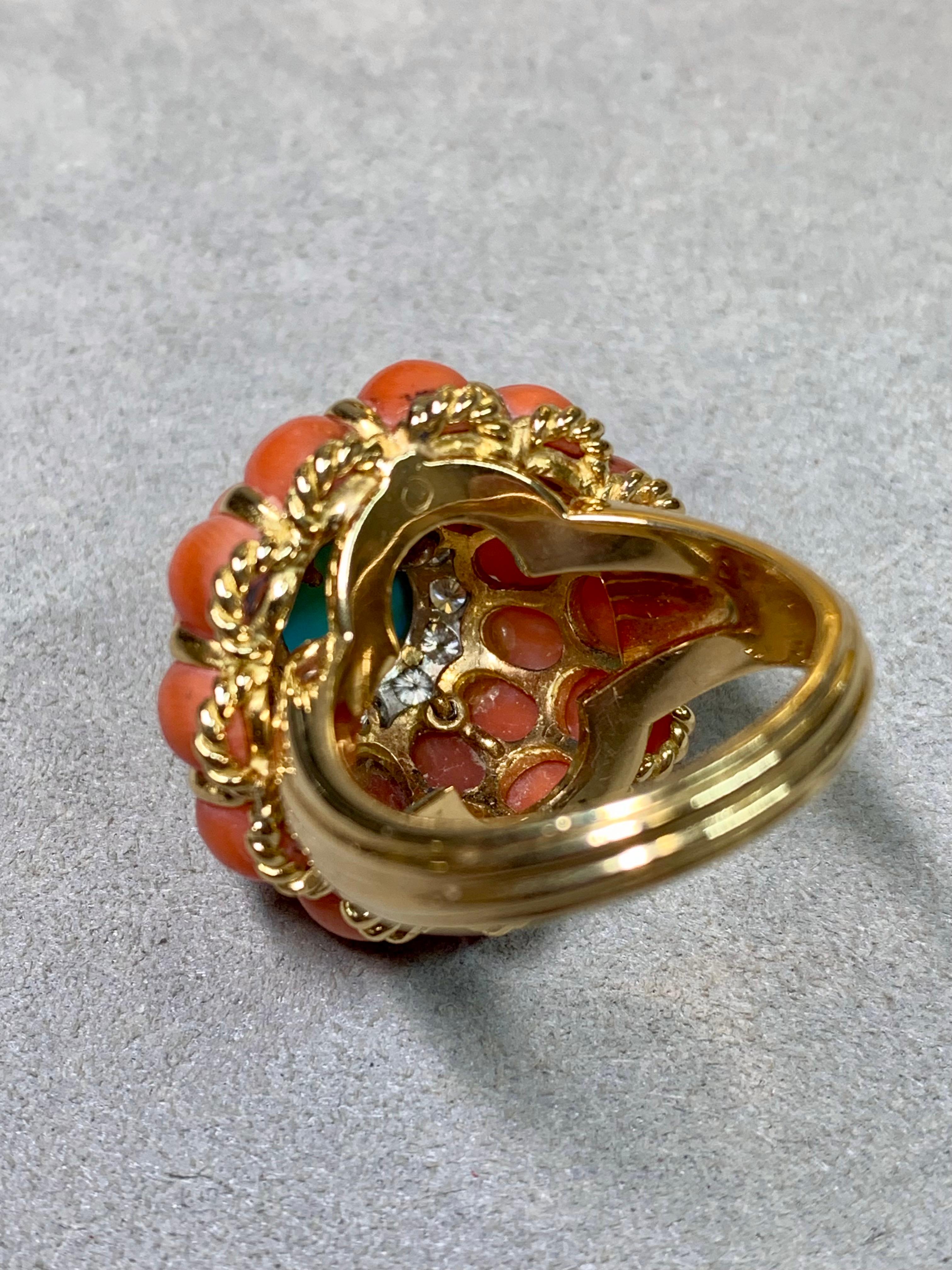 Cabochon Anello da cocktail di metà secolo, persiano a 18 carati, con corallo e diamante, di grandi dimensioni in vendita