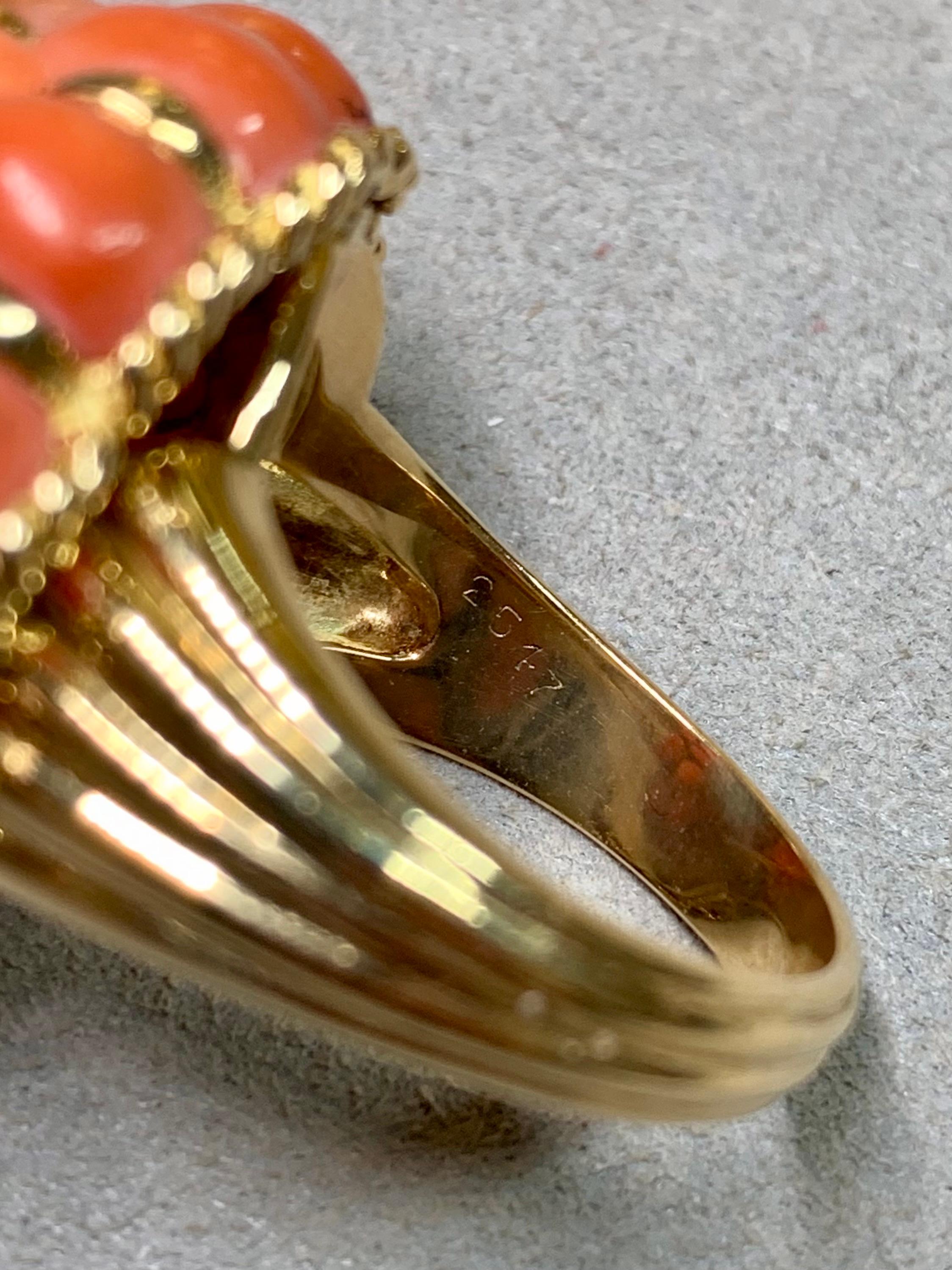 Anello da cocktail di metà secolo, persiano a 18 carati, con corallo e diamante, di grandi dimensioni In condizioni discrete in vendita a Winter Springs, FL