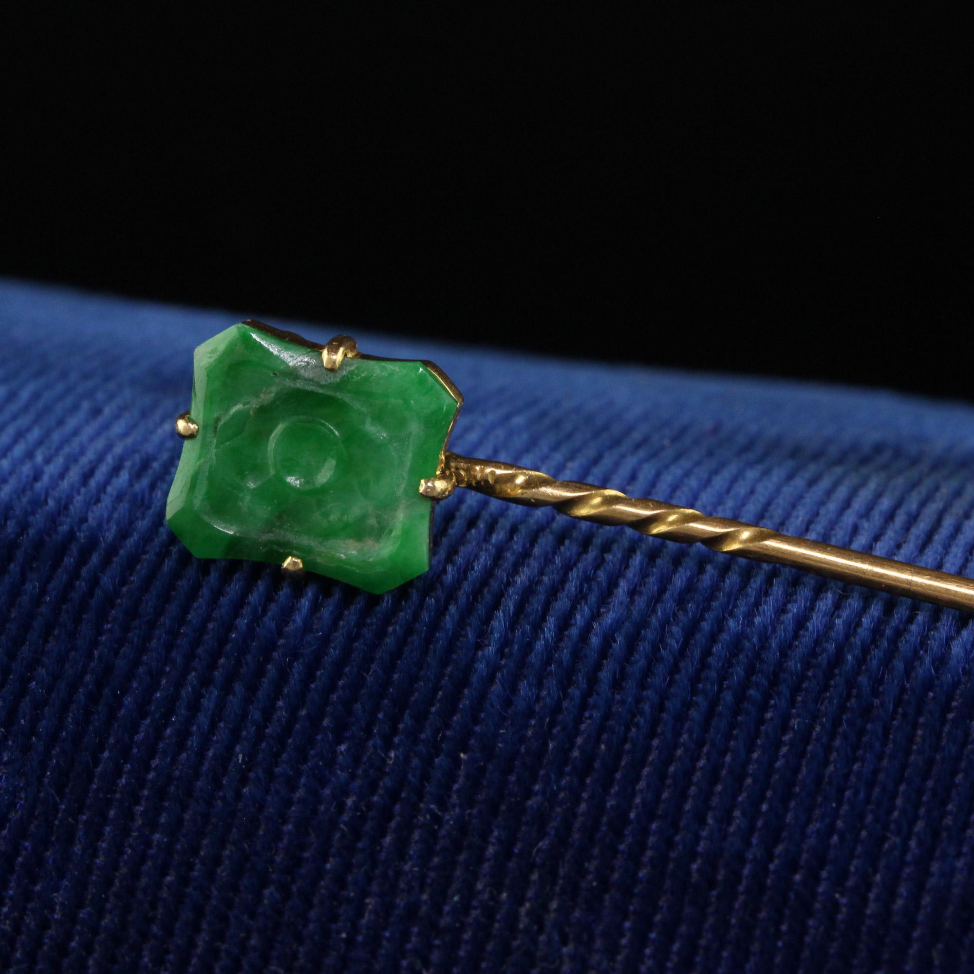 Vintage Mid Century 18K Yellow Gold Carved Jade Floral Stick Pin In Good Condition For Sale In Great Neck, NY