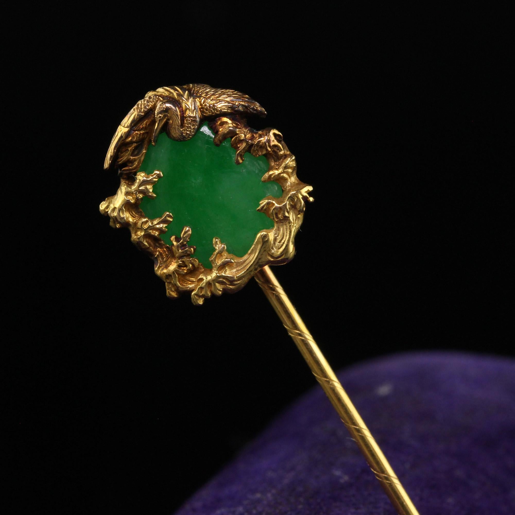 Vintage Mid Century 18K Yellow Gold Natural Jade Crane Stick Pin In Good Condition For Sale In Great Neck, NY