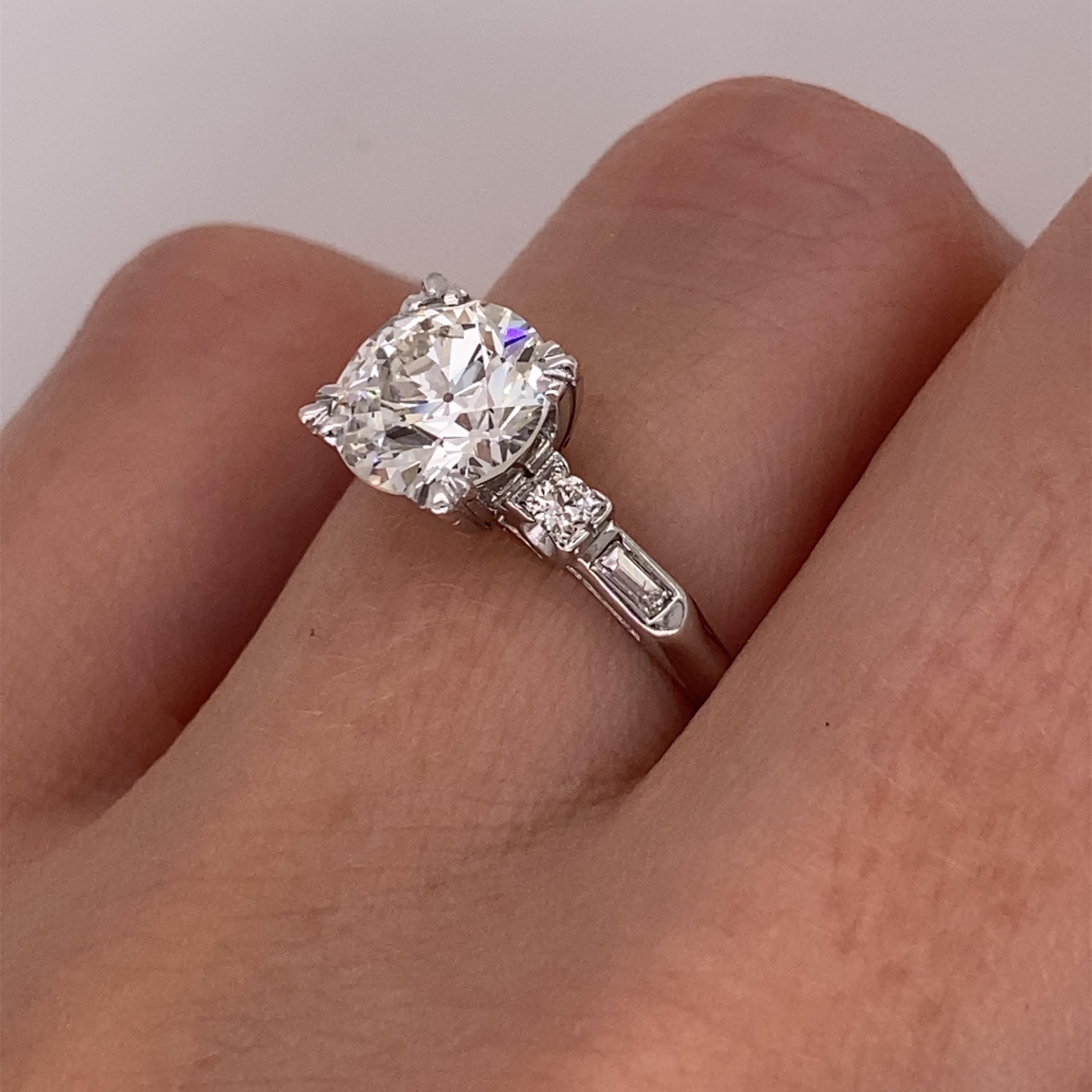 Vintage Midcentury 1950s 1.15 Carat Round Diamond and Baguette Platinum Ring For Sale 5