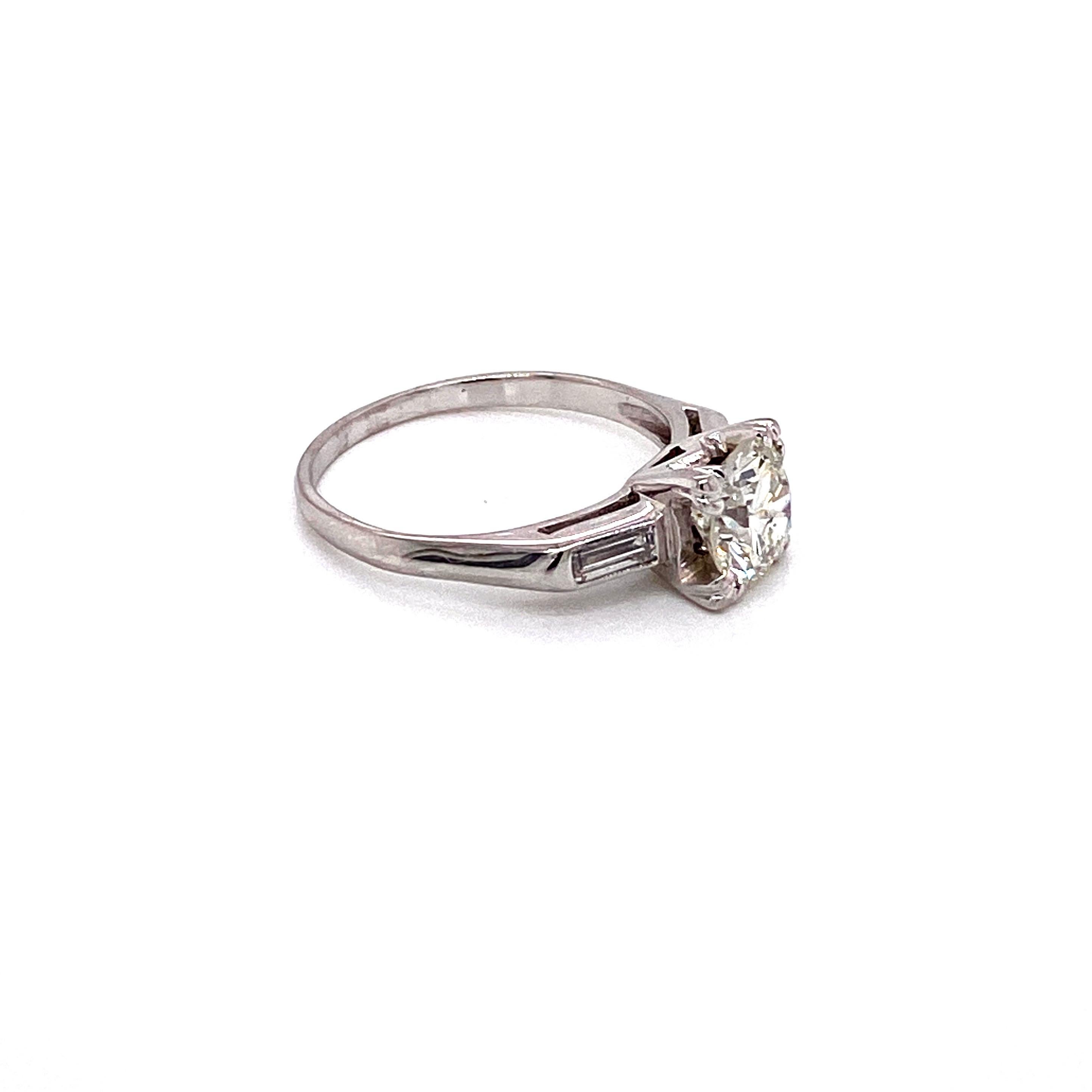 Platinring mit 1,15 Karat rundem Diamant und Baguette-Platin, Mid-Century 1950er Jahre, Vintage im Zustand „Gut“ im Angebot in Boston, MA