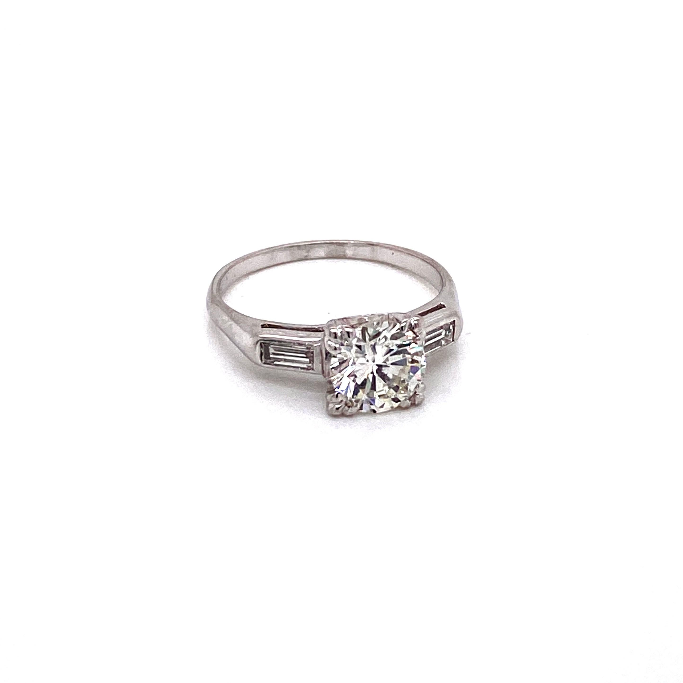 Retro Vintage Midcentury 1950s 1.15 Carat Round Diamond and Baguette Platinum Ring For Sale