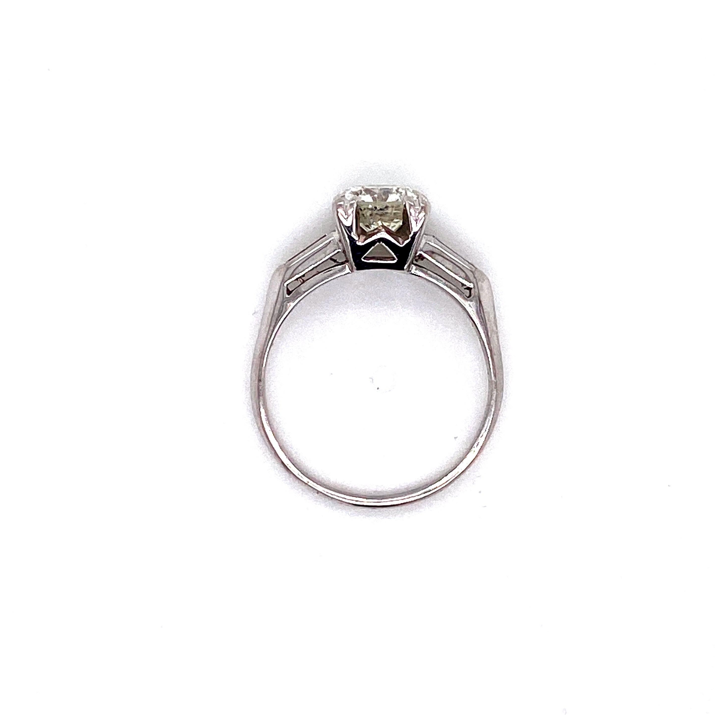 Platinring mit 1,15 Karat rundem Diamant und Baguette-Platin, Mid-Century 1950er Jahre, Vintage im Angebot 3