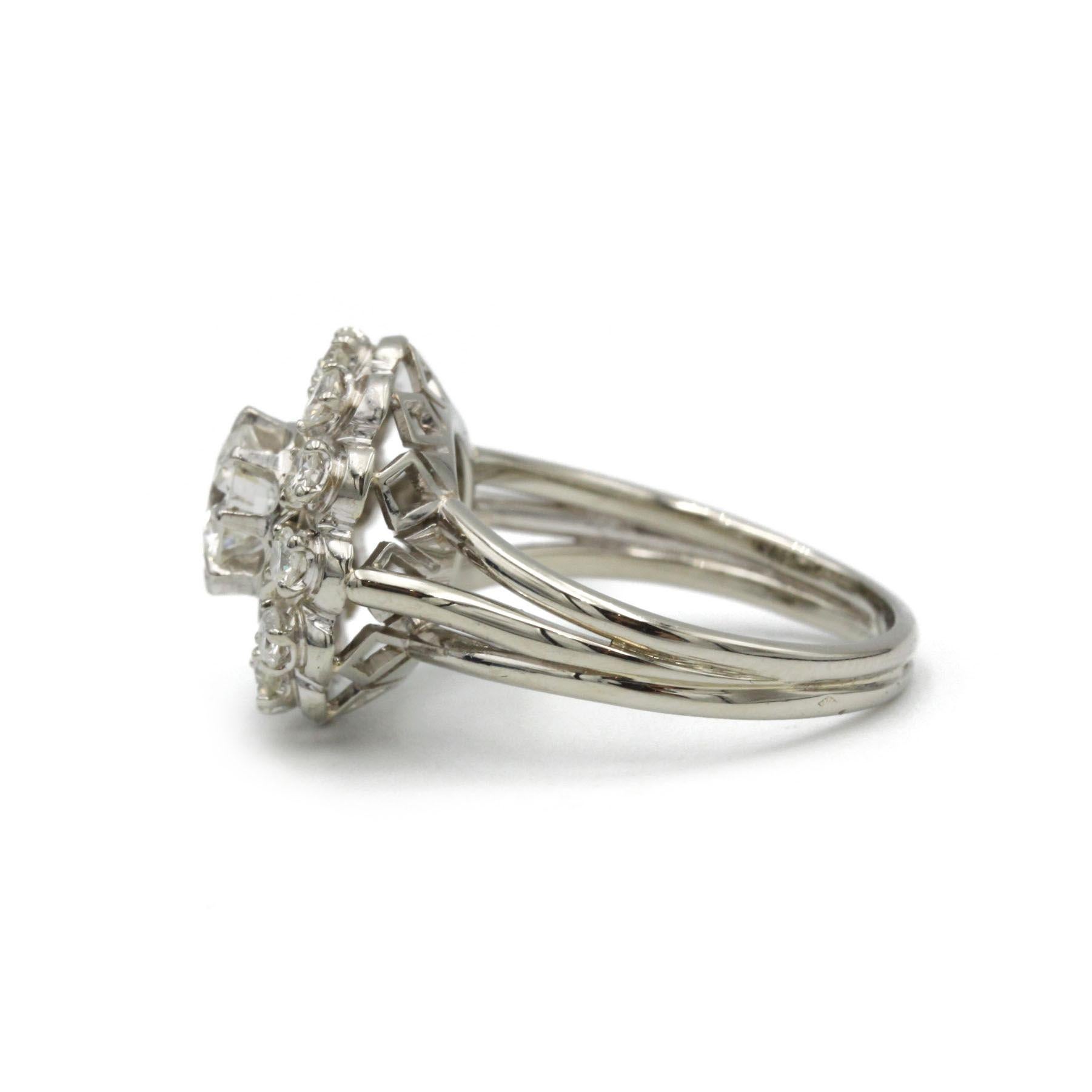 Moderno Anello francese a grappolo con diamanti in oro 18 carati della metà del secolo scorso (anni '50-'60)  Retro Halo in vendita