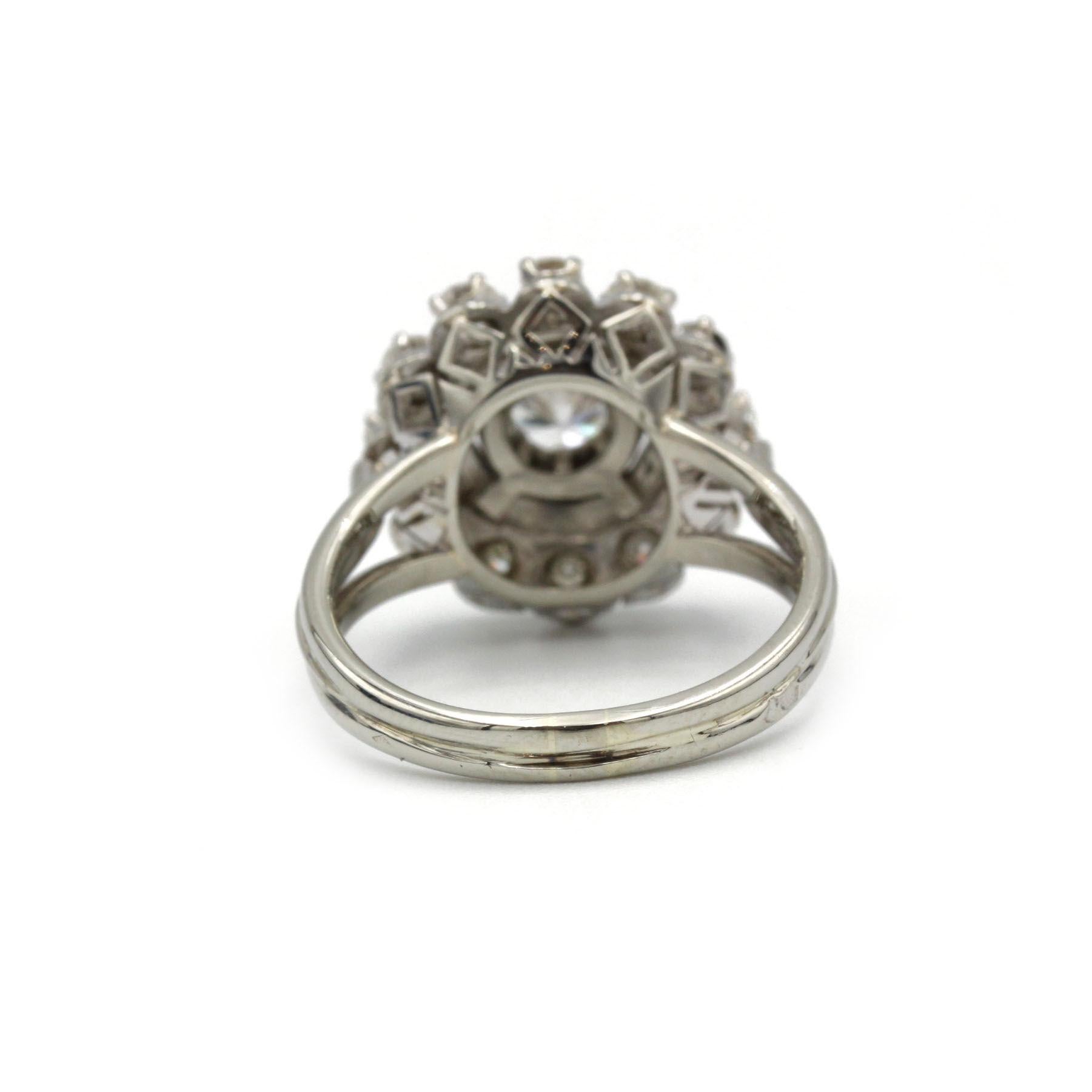 Taglio brillante Anello francese a grappolo con diamanti in oro 18 carati della metà del secolo scorso (anni '50-'60)  Retro Halo in vendita