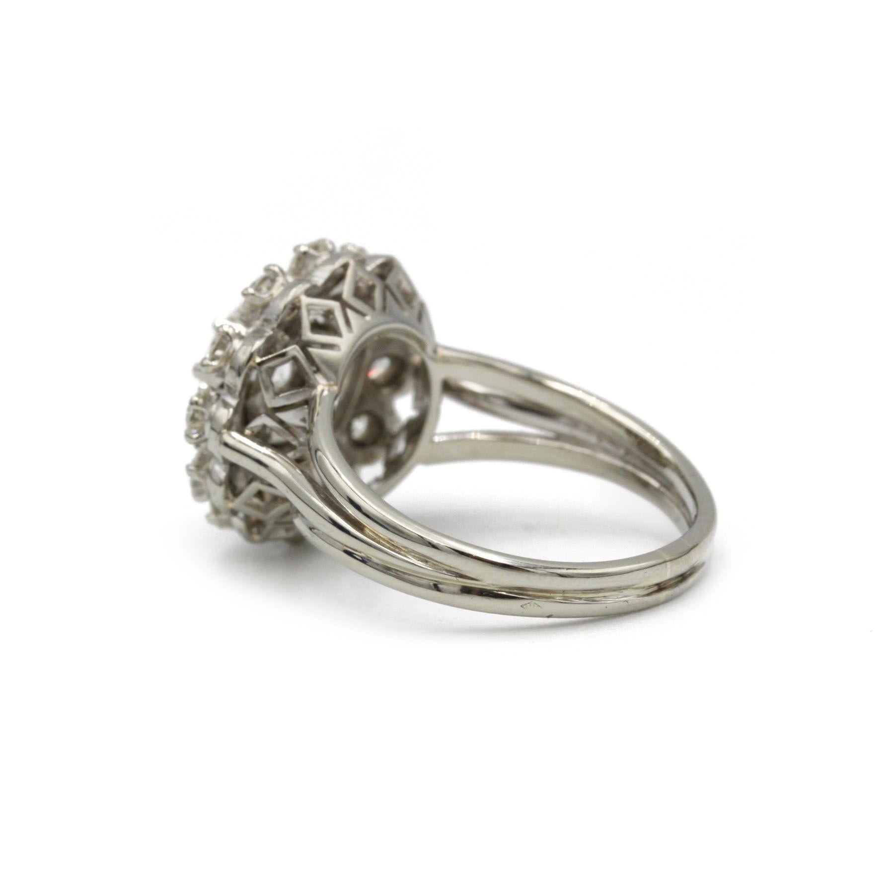 Anello francese a grappolo con diamanti in oro 18 carati della metà del secolo scorso (anni '50-'60)  Retro Halo In condizioni buone in vendita a MONTMORENCY, FR