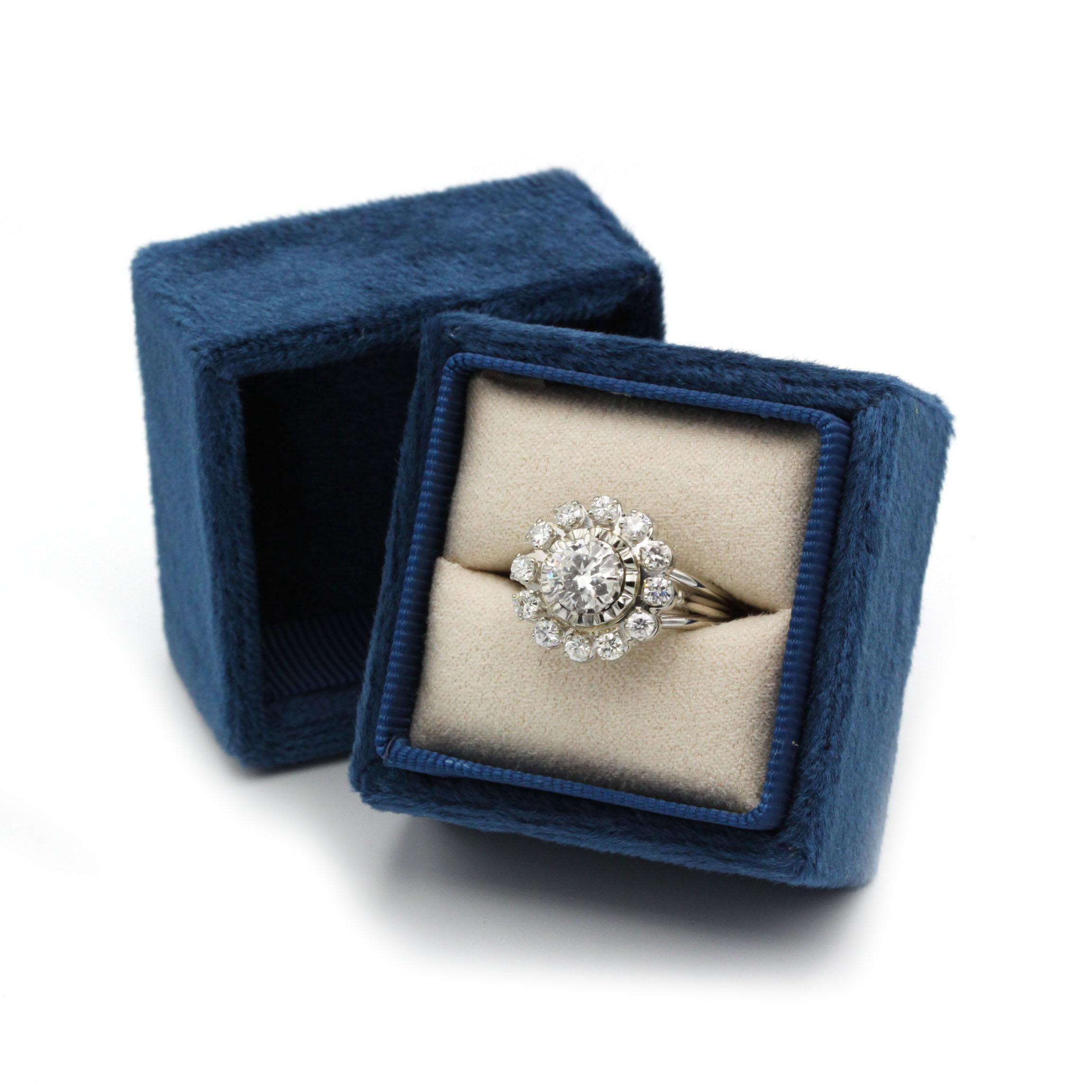 Donna Anello francese a grappolo con diamanti in oro 18 carati della metà del secolo scorso (anni '50-'60)  Retro Halo in vendita