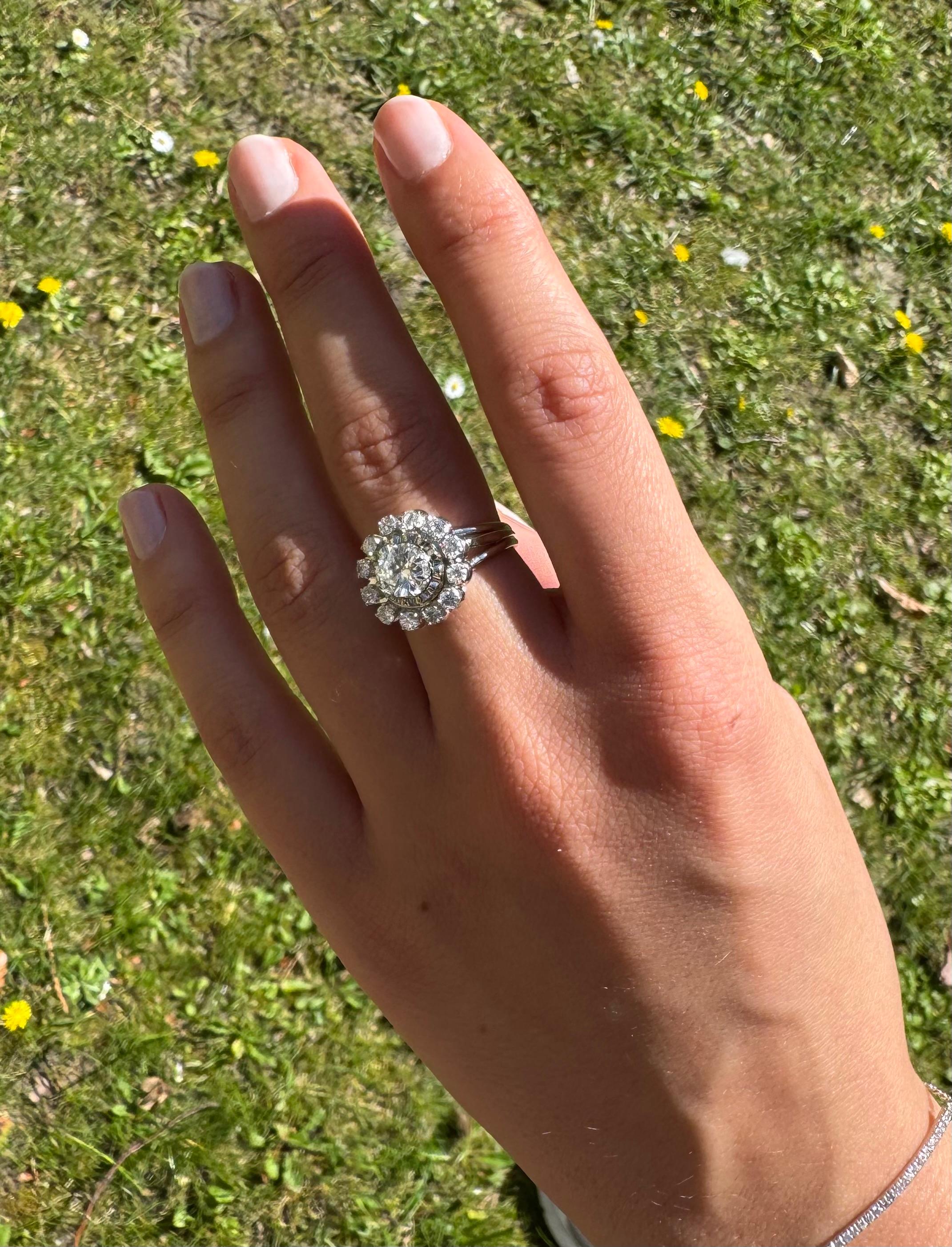 Anello francese a grappolo con diamanti in oro 18 carati della metà del secolo scorso (anni '50-'60)  Retro Halo in vendita 1