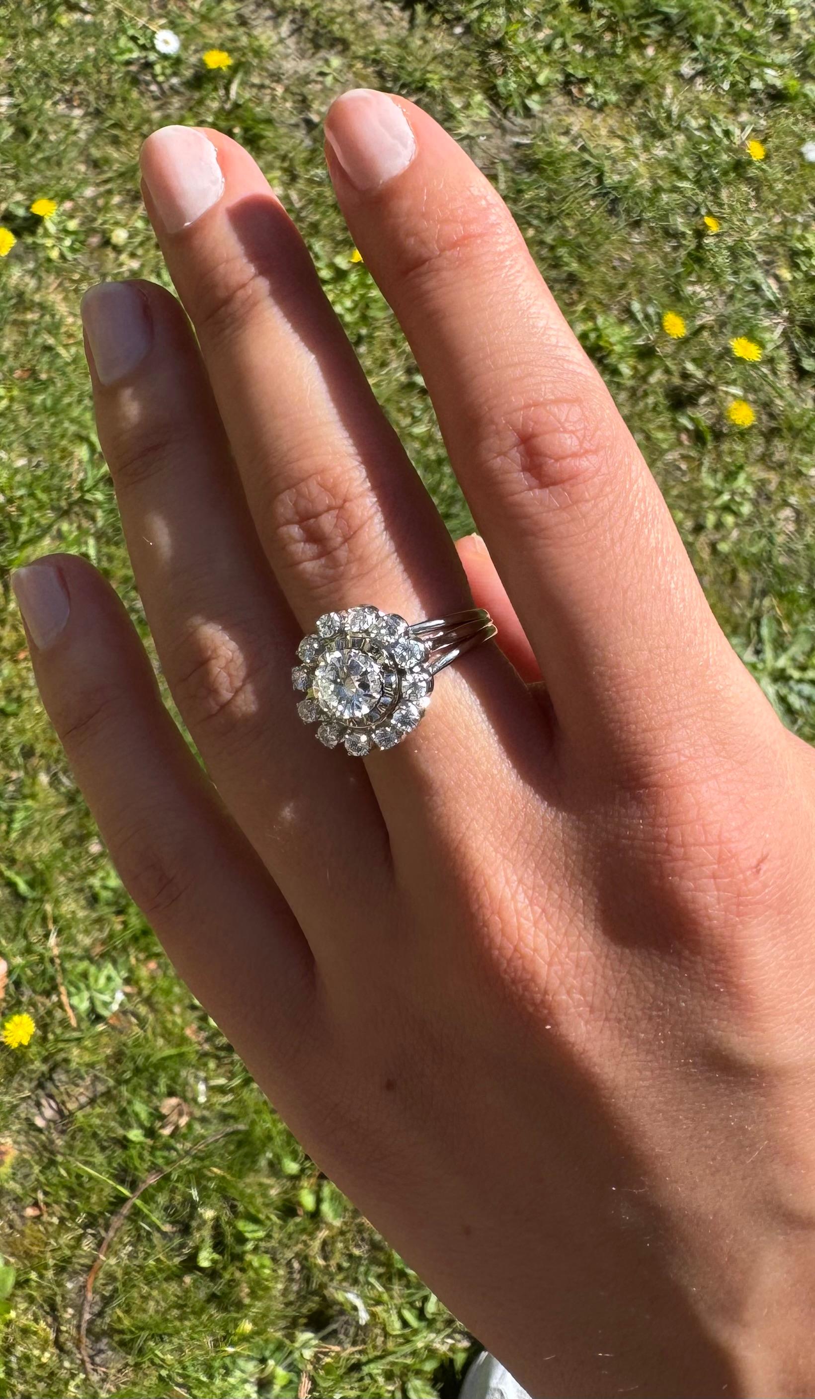 Anello francese a grappolo con diamanti in oro 18 carati della metà del secolo scorso (anni '50-'60)  Retro Halo in vendita 2