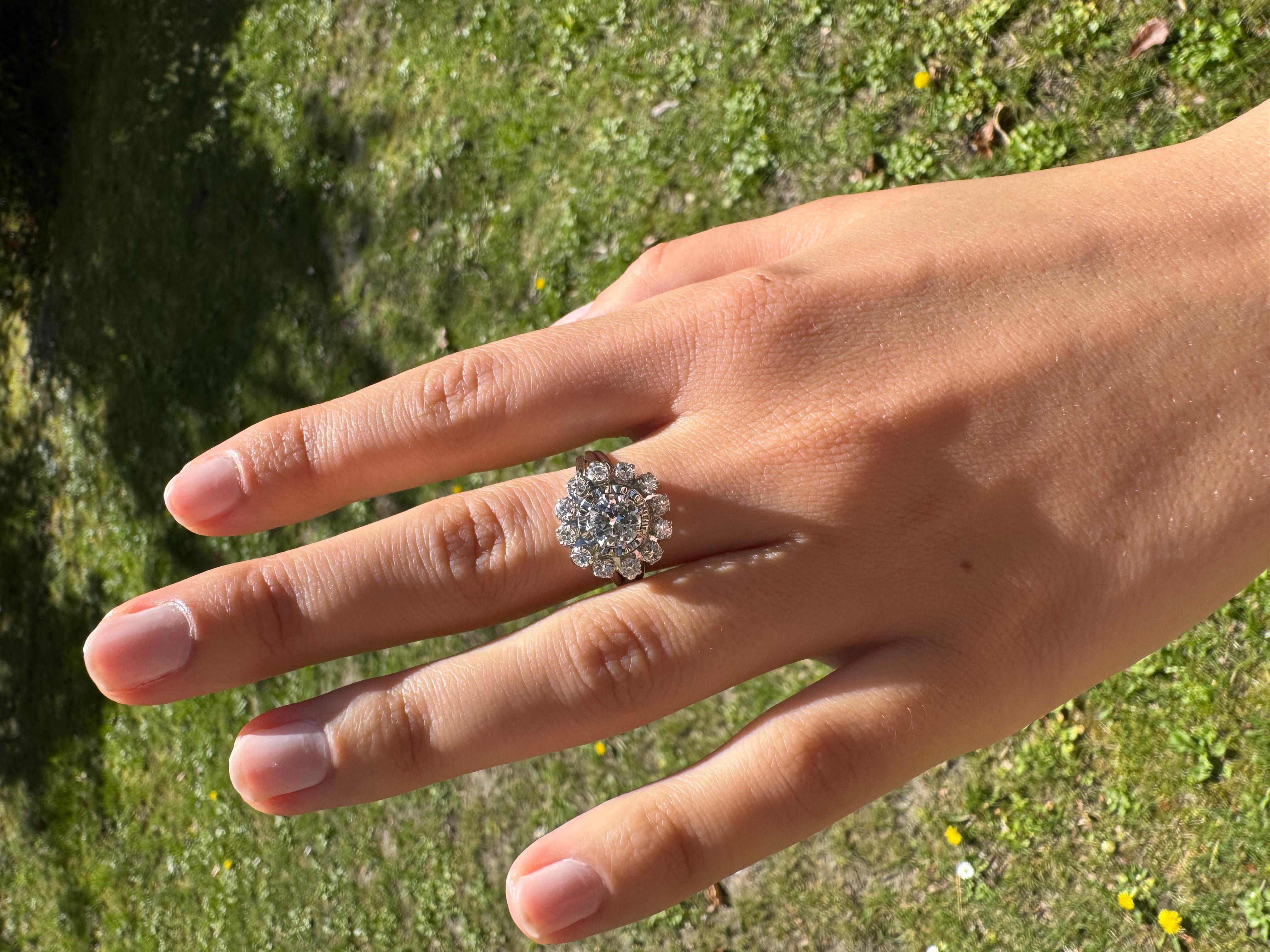 Anello francese a grappolo con diamanti in oro 18 carati della metà del secolo scorso (anni '50-'60)  Retro Halo in vendita 3
