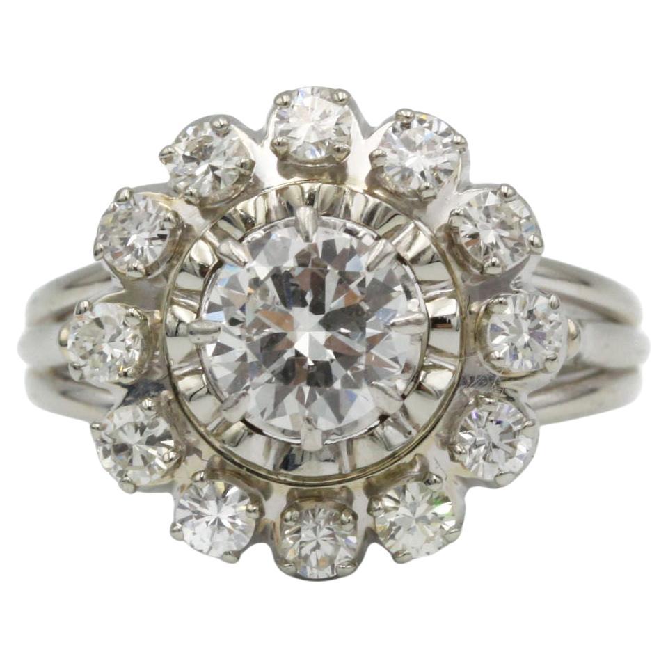 Anello francese a grappolo con diamanti in oro 18 carati della metà del secolo scorso (anni '50-'60)  Retro Halo in vendita