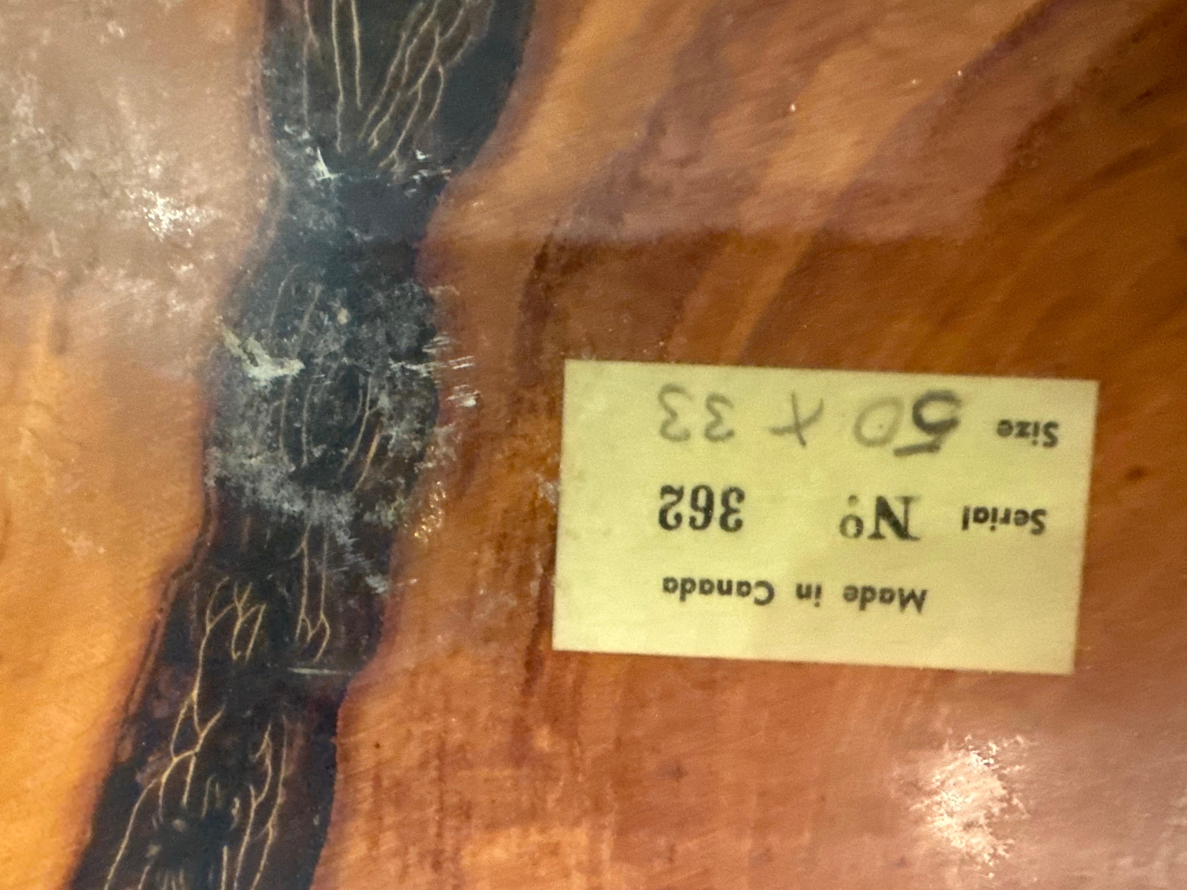 Table basse de cocktail vintage en cyprès sans bord des années 1950 avec des pieds en acier qui ont été nouvellement recouverts de poudre noire satinée. Imperfections sous le revêtement en poudre des pieds d'origine (photo).imperfections mineures