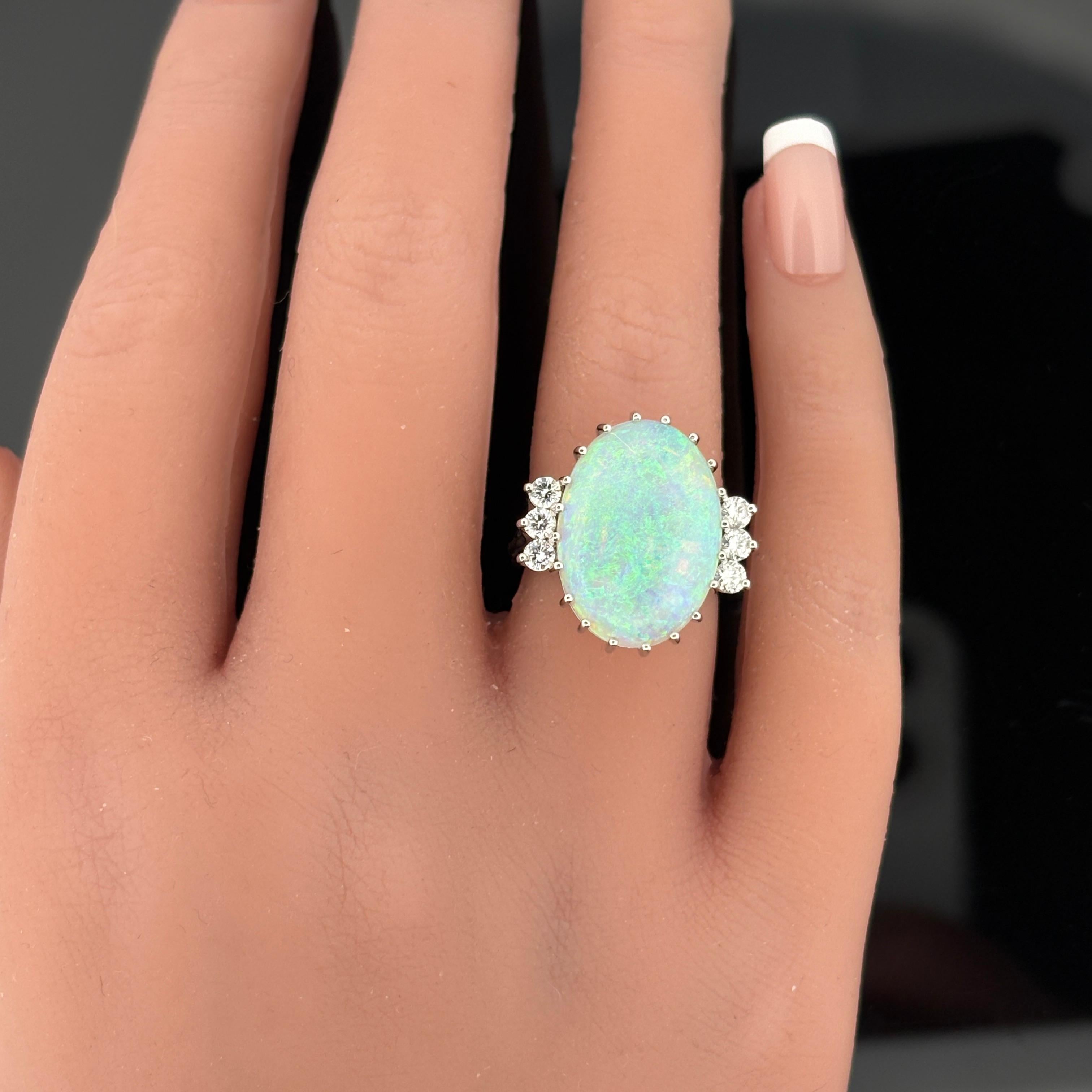 Anillo vintage de platino y diamantes con ópalo cristalino de 6,70 ct de mediados de siglo en venta 5