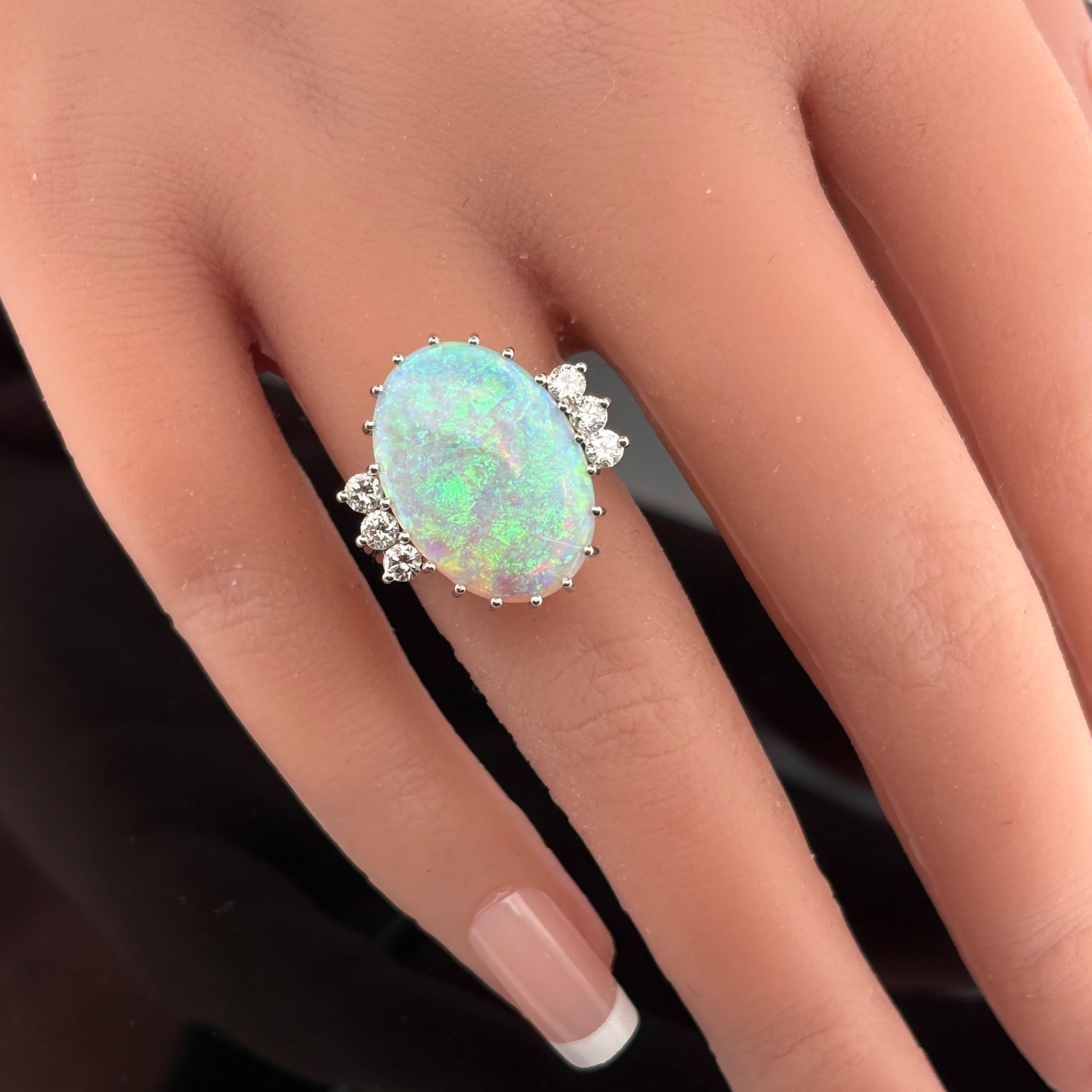 Anillo vintage de platino y diamantes con ópalo cristalino de 6,70 ct de mediados de siglo en venta 6