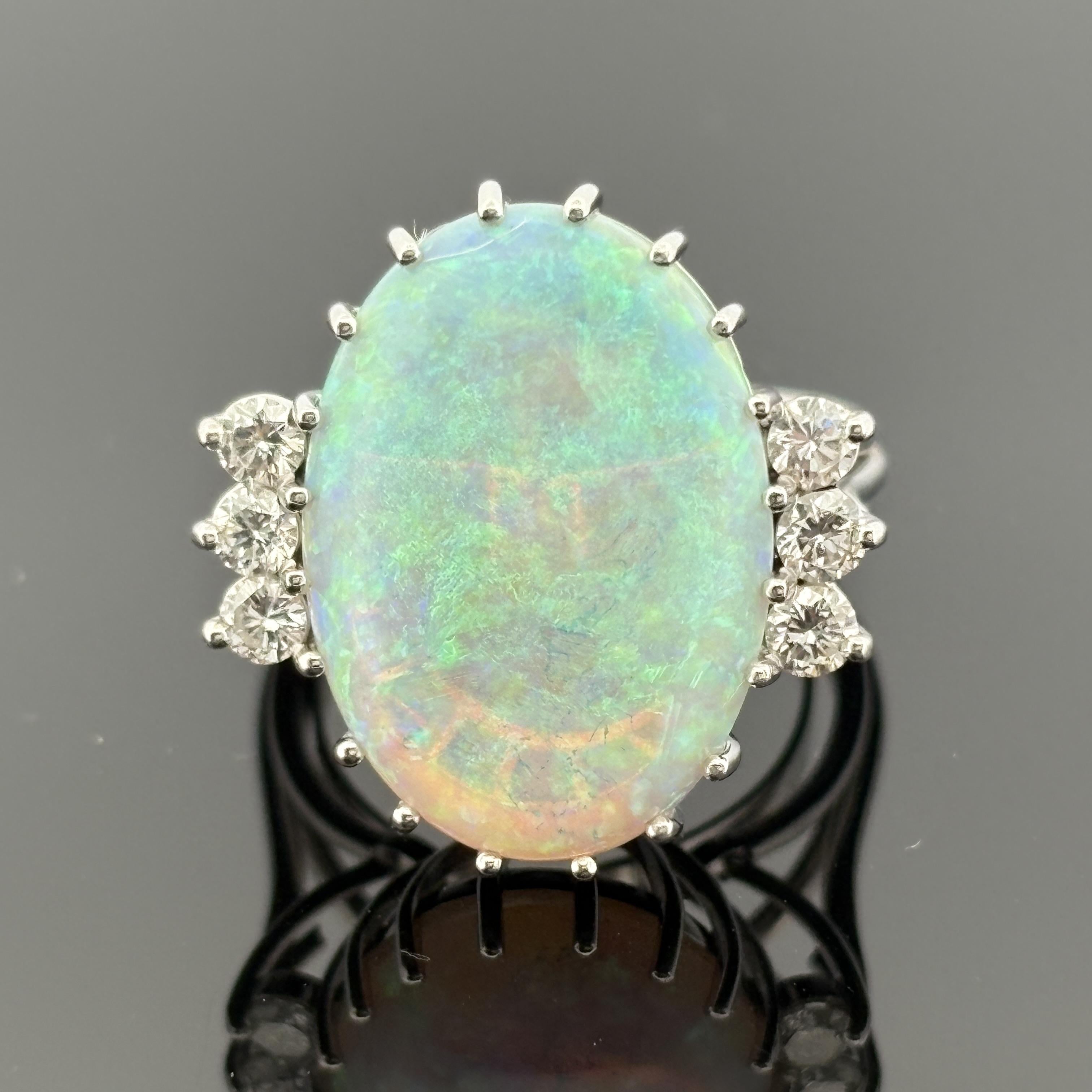 Anello di cristallo australiano con opale e diamante in platino fatto a mano, opale da 6,70 carati

Un sorprendente anello con opale di cristallo australiano incastonato in una montatura in platino fatta a mano con brillanti accenti di diamante.