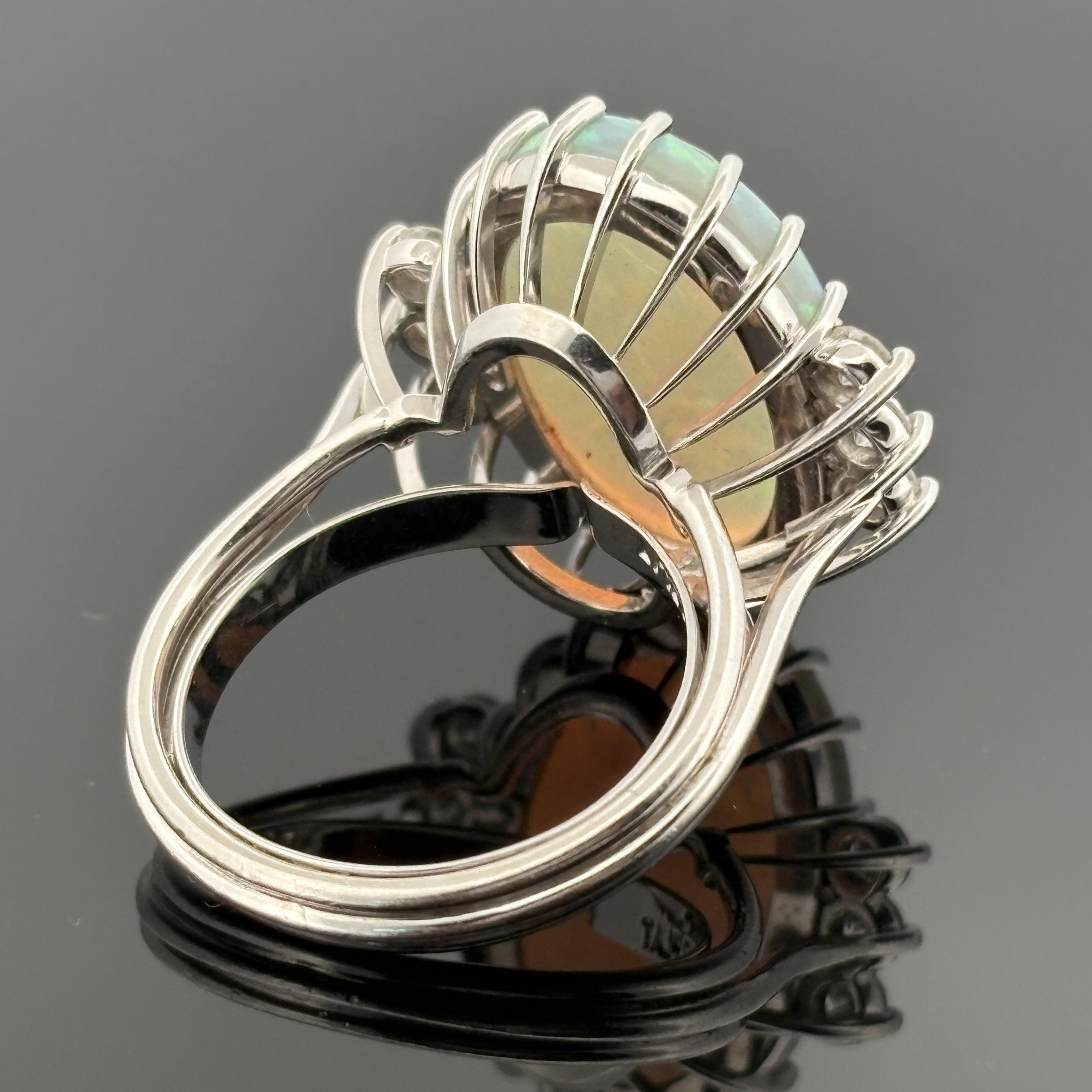 Anello vintage di metà secolo con cristallo opale da 6,70 carati, platino e diamanti in vendita 1