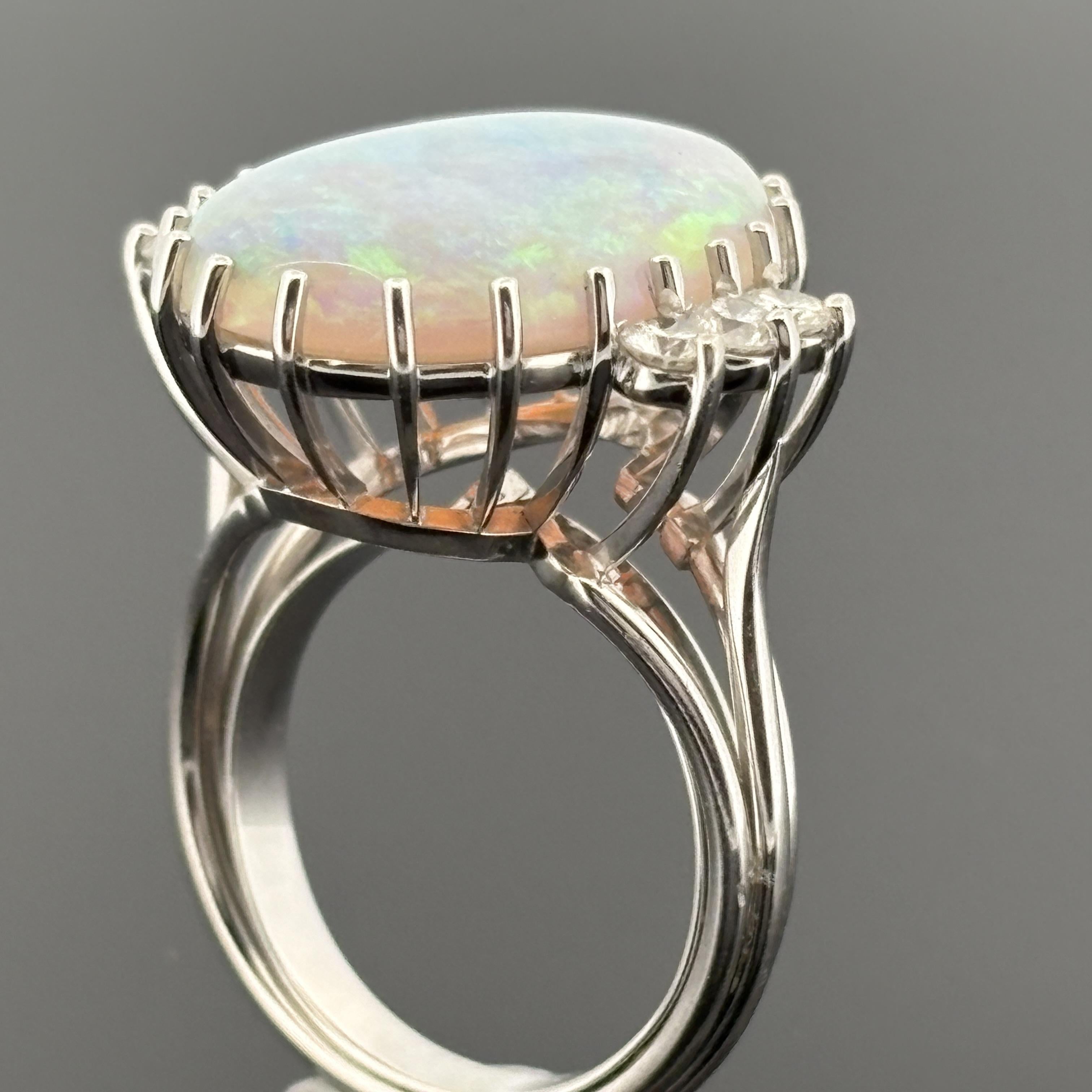 Anello vintage di metà secolo con cristallo opale da 6,70 carati, platino e diamanti in vendita 2