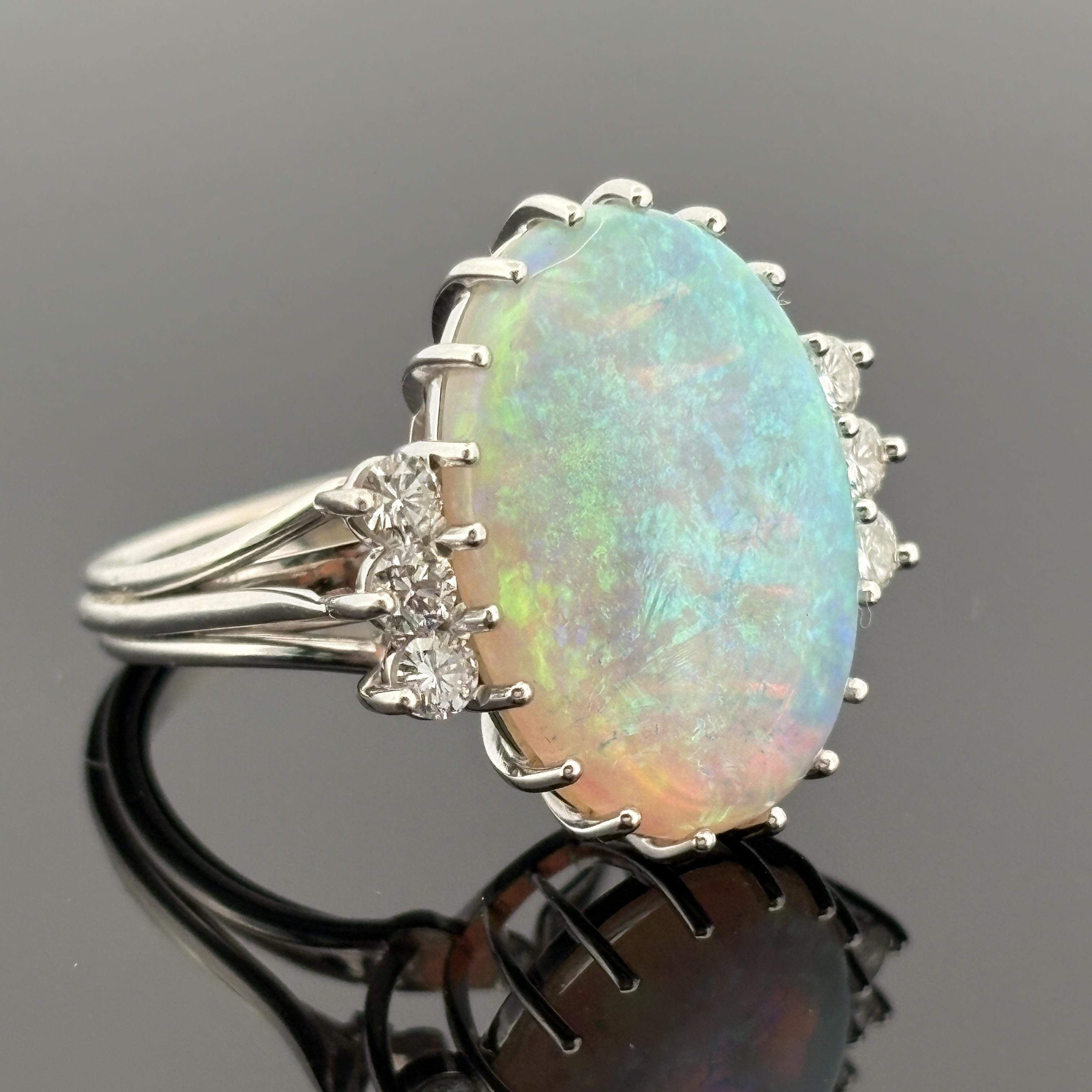 Anello vintage di metà secolo con cristallo opale da 6,70 carati, platino e diamanti in vendita 3