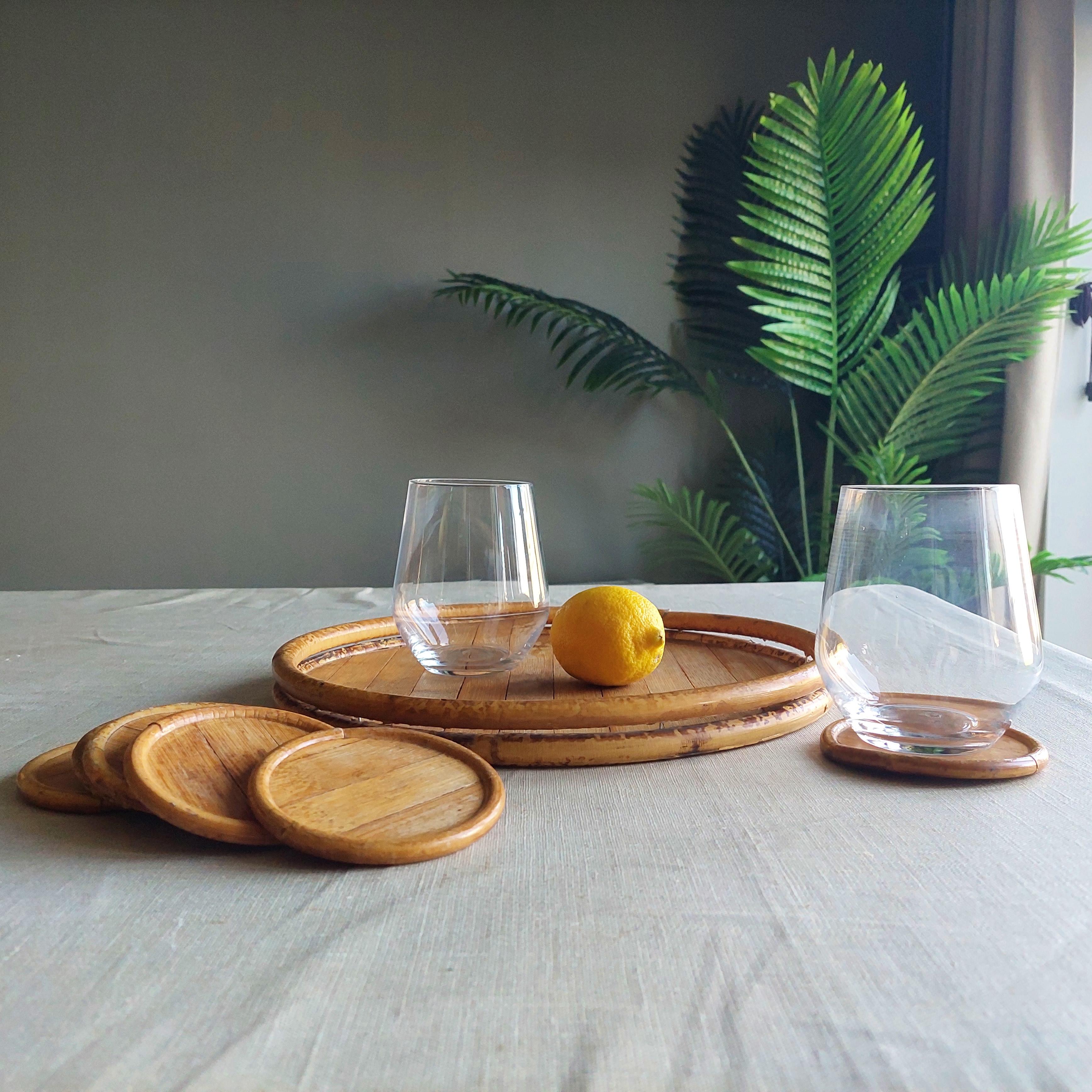 Vintage 1970's Bamboo Serving Tray with 6 coasters. 

Features:
Round shape
Light bamboo tone
Tray with low double lip and wide surface on the tray
Coasters with single low lip

Very beautiful set.
A boho vintage bamboo circular serving tray in that