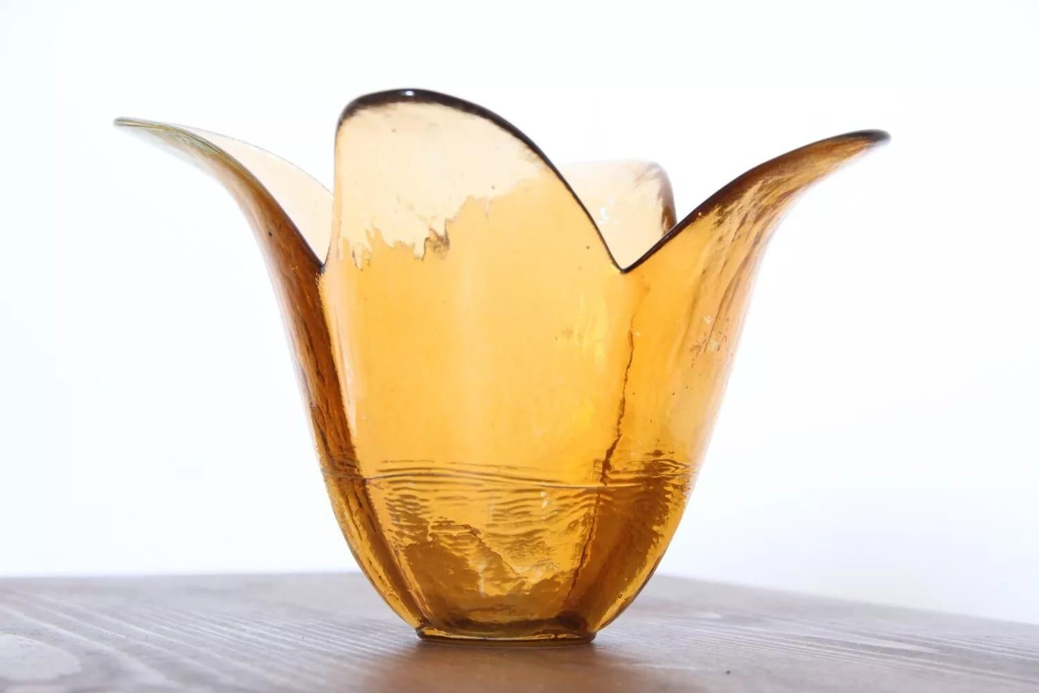 Vintage Mid Century 70s Glass Tulip Display Vase
Circa 1970s.

Condition:

Very good, no issues to mention. Signs of use may be found.