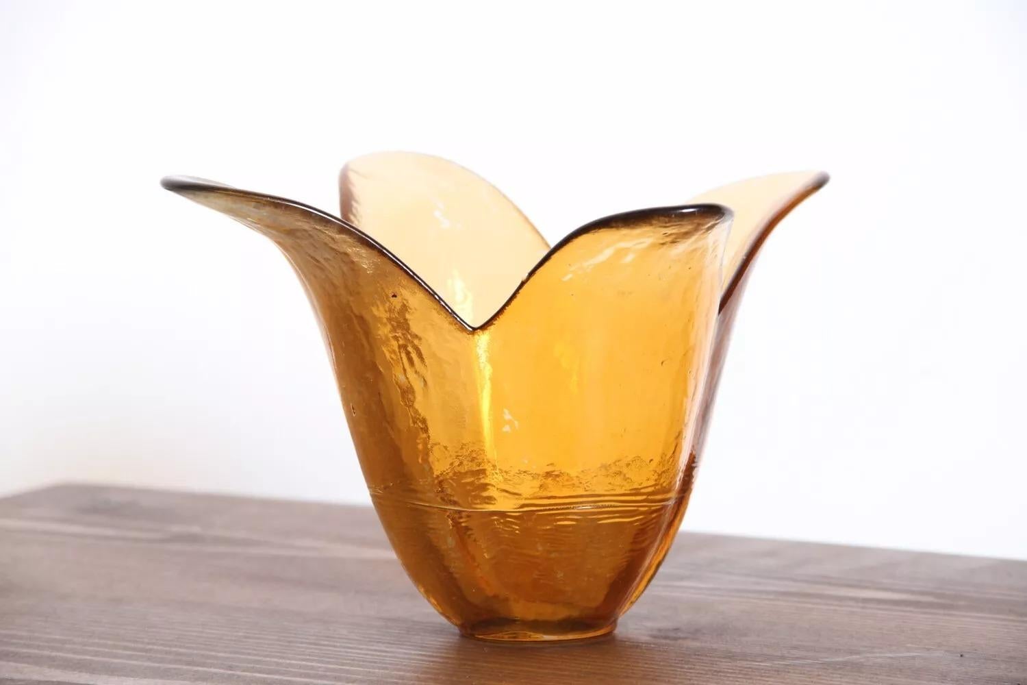 Vintage Mid Century 70s Glass Tulip Display Vase In Good Condition For Sale In STOKE ON TRENT, GB