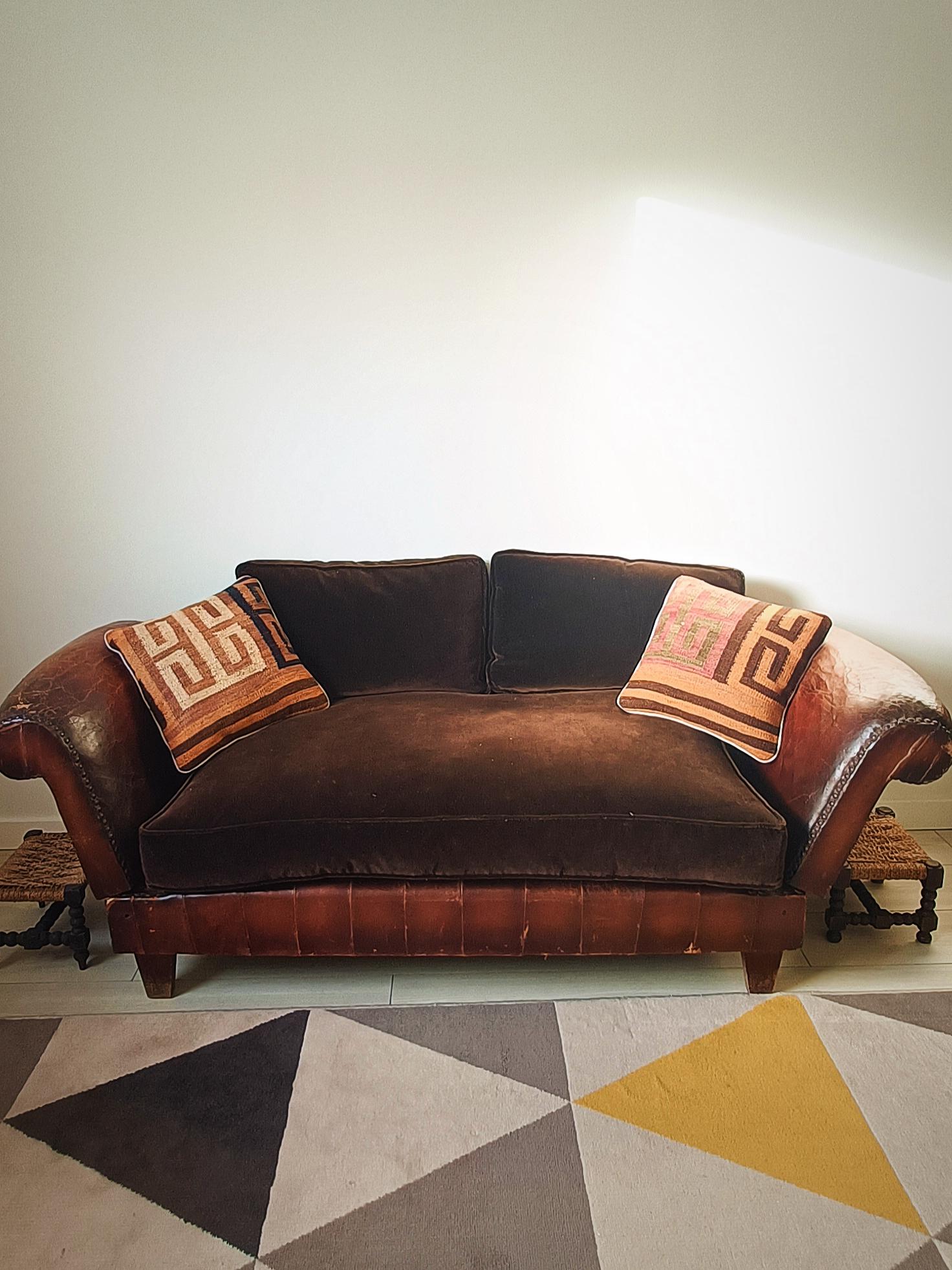 Schöne jenseits chic Paar Handloom Vintage Wolle Kilim Kissen. Die Rückseite ist aus Baumwollchintz und hat einen verdeckten Reißverschluss. Der Vintage-Kilim wurde in Afghanistan in den 1950er Jahren handgefertigt. Auch die Kissen selbst wurden vor