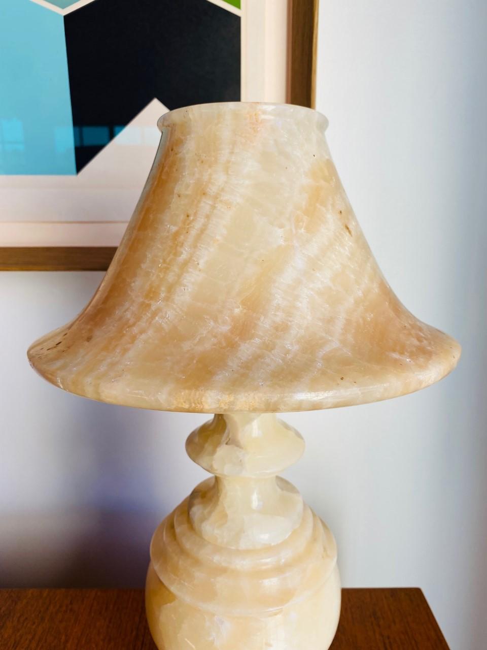 Milieu du XXe siècle Lampe vintage en albâtre du milieu du siècle dernier avec abat-jour en albâtre en vente