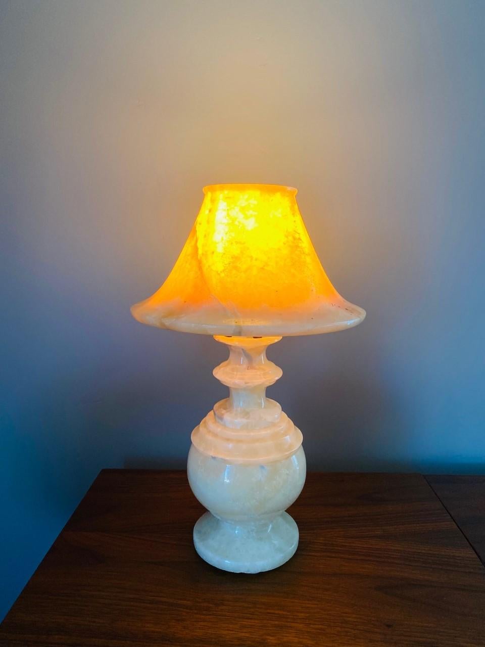 Vintage-Alabaster-Lampe aus der Mitte des Jahrhunderts mit Alabaster-Schirm (Geschnitzt) im Angebot