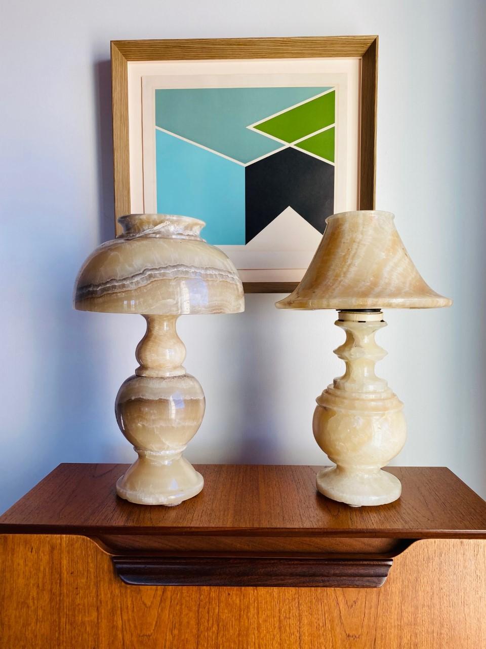 Vintage-Alabaster-Lampe aus der Mitte des Jahrhunderts mit Alabaster-Schirm im Zustand „Gut“ im Angebot in San Diego, CA