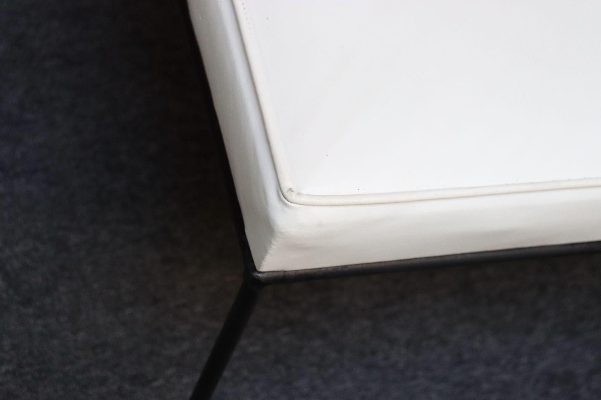 Naugahyde Tabouret/ottoman en fer forgé américain moderne du milieu du siècle dernier par Paul McCobb en vente