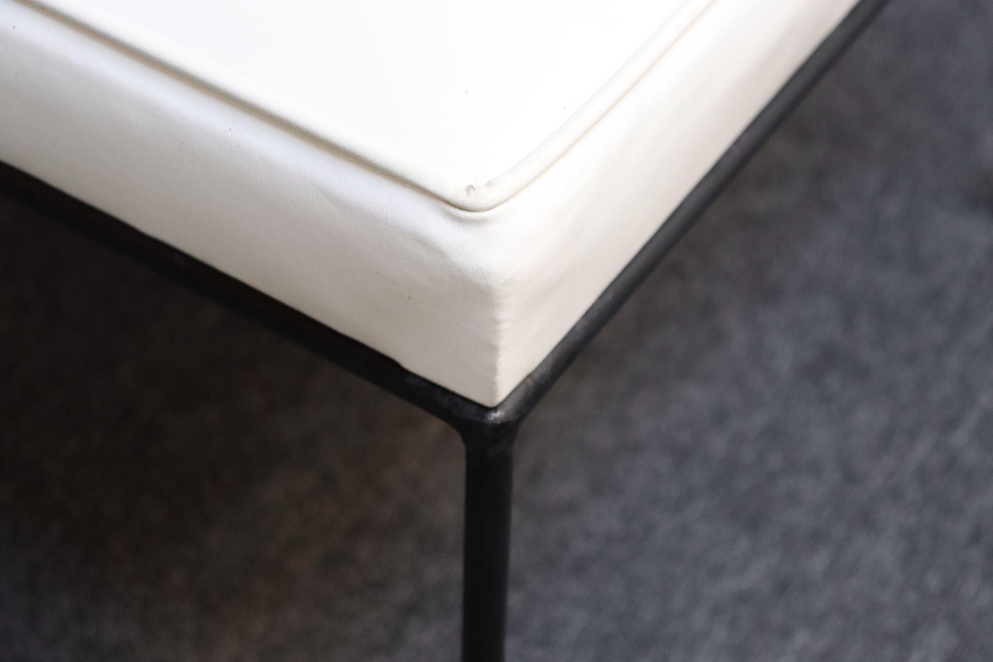 Tabouret/ottoman en fer forgé américain moderne du milieu du siècle dernier par Paul McCobb en vente 1