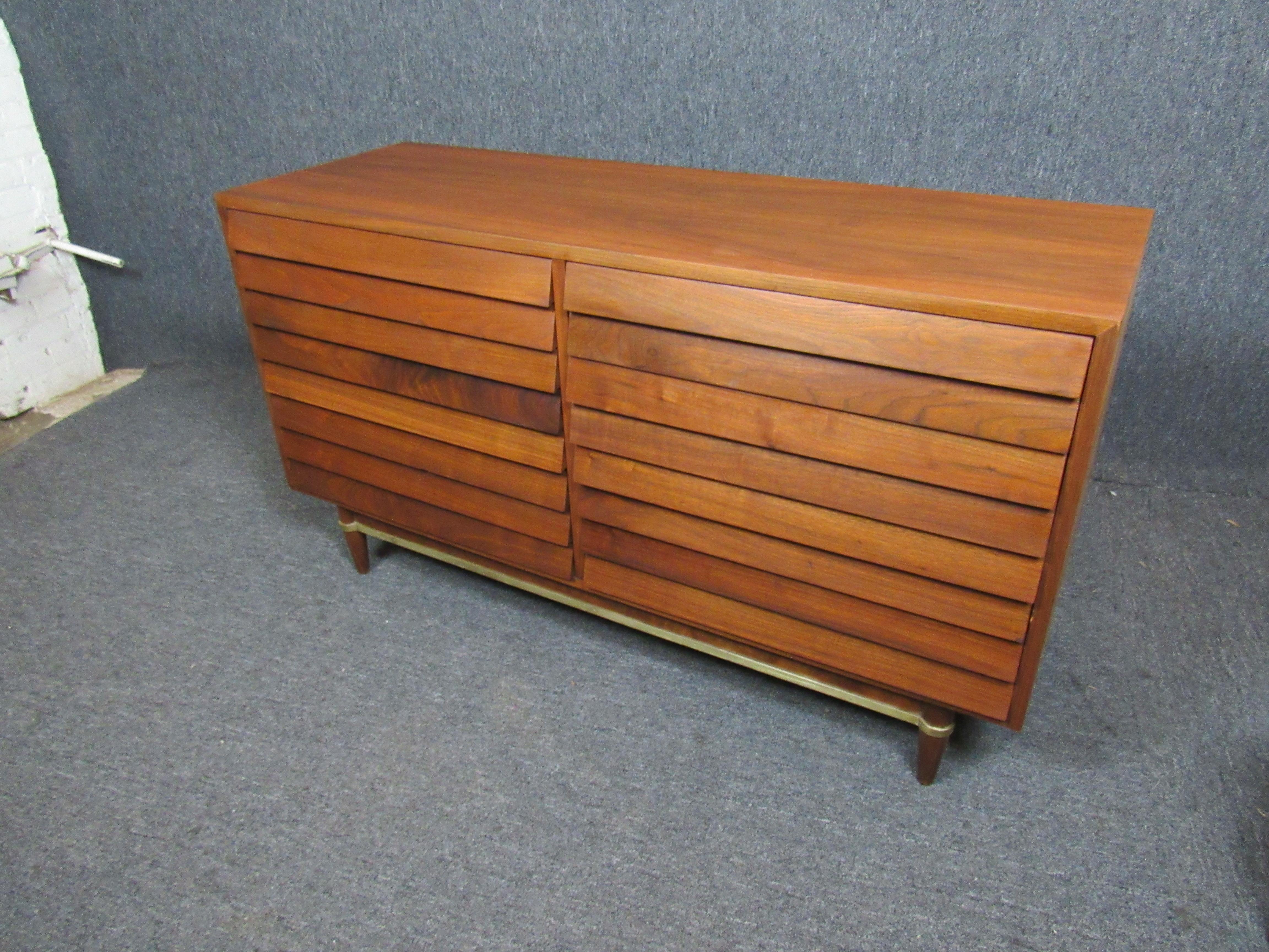 Vintage Mid-Century American of Martinsville Louvered Dresser In Good Condition In Brooklyn, NY