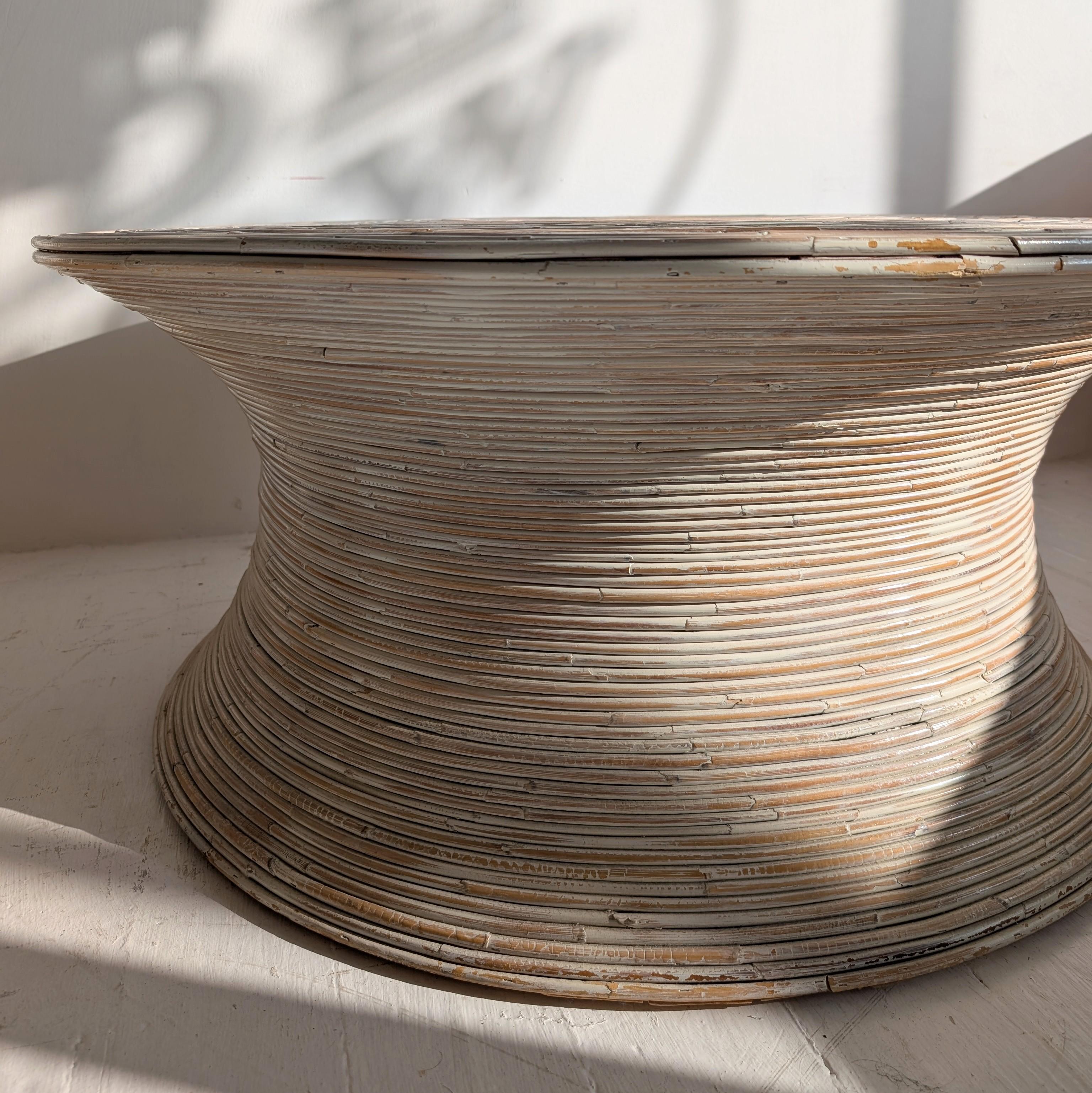 Table basse en roseau / canne en blonde pâle, datant du milieu du siècle dernier. Fabriqué dans les années 1970, il est en bon état.