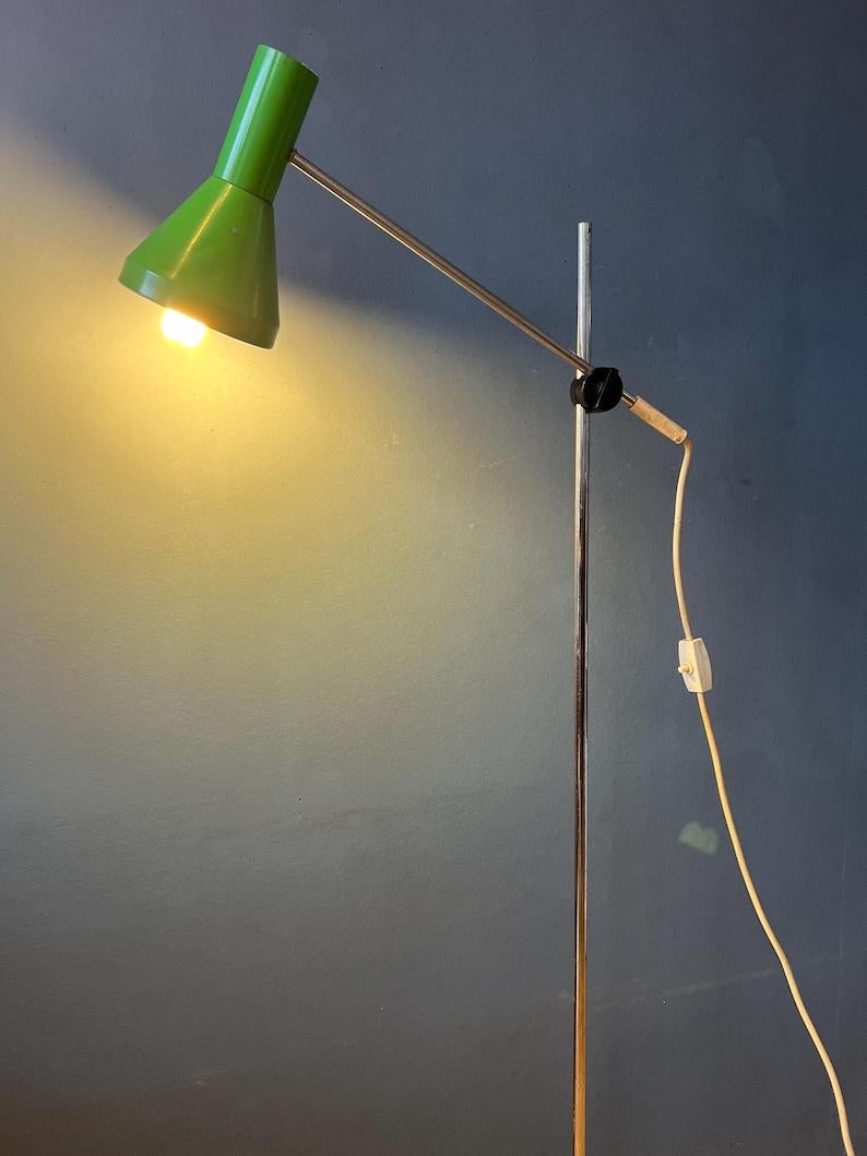 Lampada da terra di metà secolo color verde mela con braccio regolabile. Il design ti permette di posizionare il braccio a un'altezza e a una larghezza diverse. La lampada richiede una lampadina E27/26 e attualmente ha una spina UE.

Informazioni