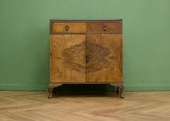 Tallboy de madera de nogal de estilo Art Decó de mediados de siglo / Prensa de armario de lino