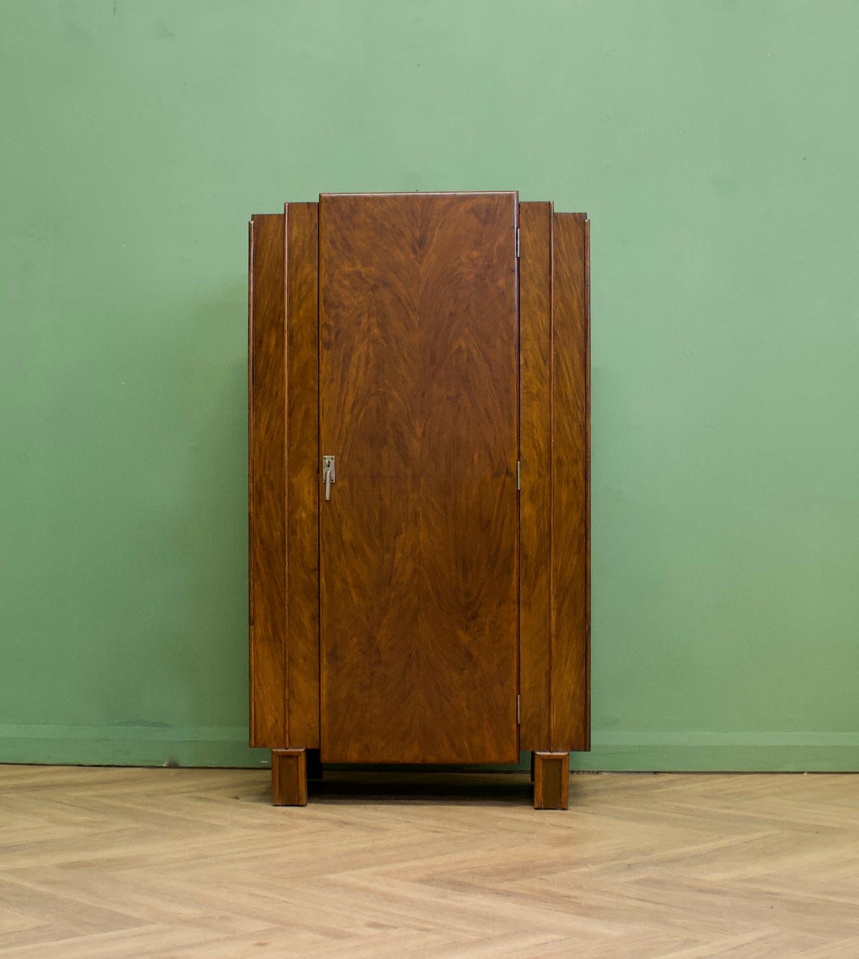 Une armoire à linge en noyer de style Art Déco des fabricants de meubles de qualité Aw-Lyn.   - vers les années 1930
Aménagé avec des étagères et un tiroir