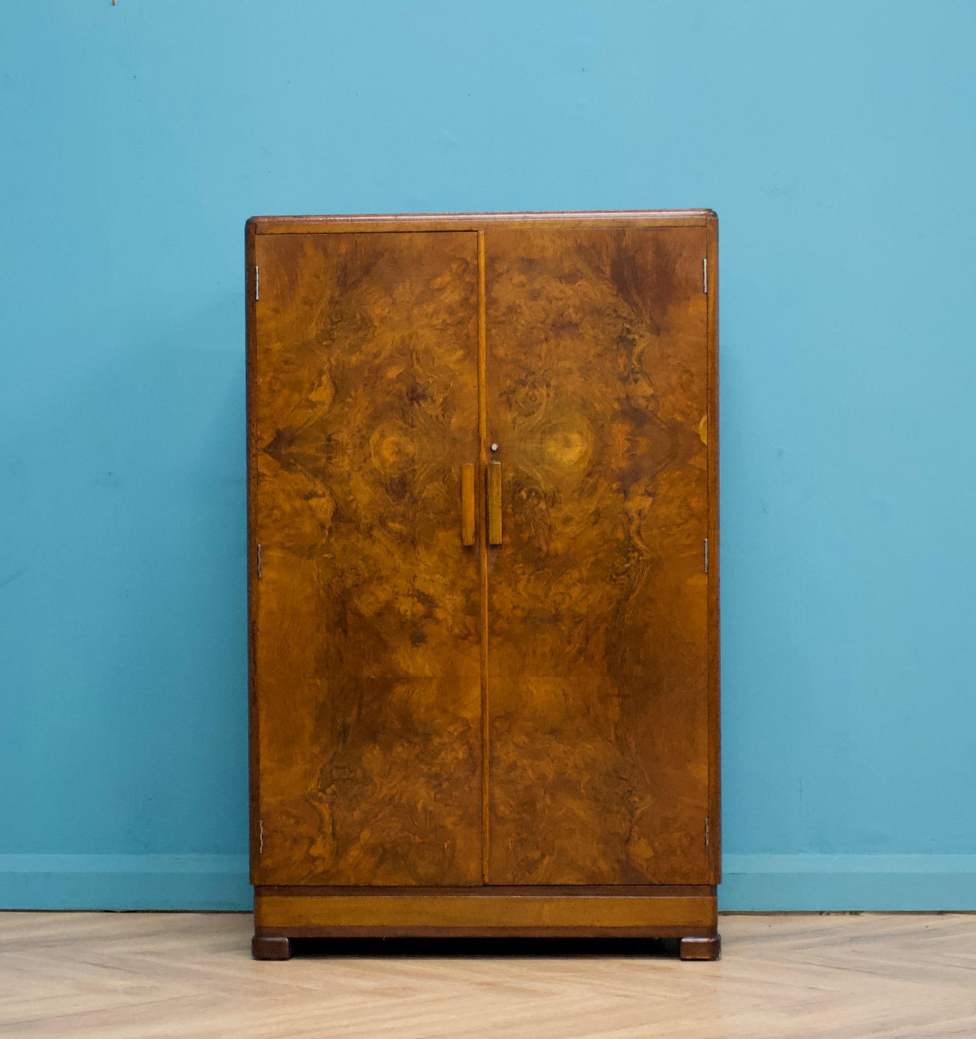An Art Deco walnut tallboy or linen cabinet from the quality furniture makers Vesper - circa 1940's
Fitted out with four drawers
Standing on Queen Ann style legs