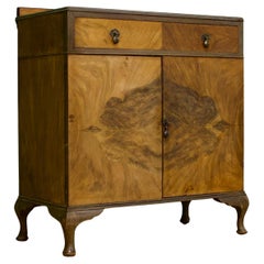 Tallboy de madera de nogal de estilo Art Decó de mediados de siglo / Prensa de armario de lino