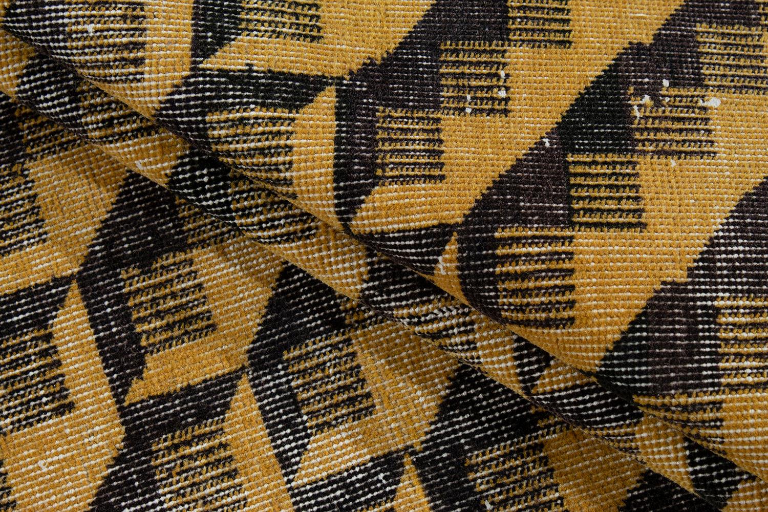 Annodato a mano Tappeto vintage di metà secolo in stile Art Deco Zeki Muren/Bauhaus in lana gialla e nera in vendita