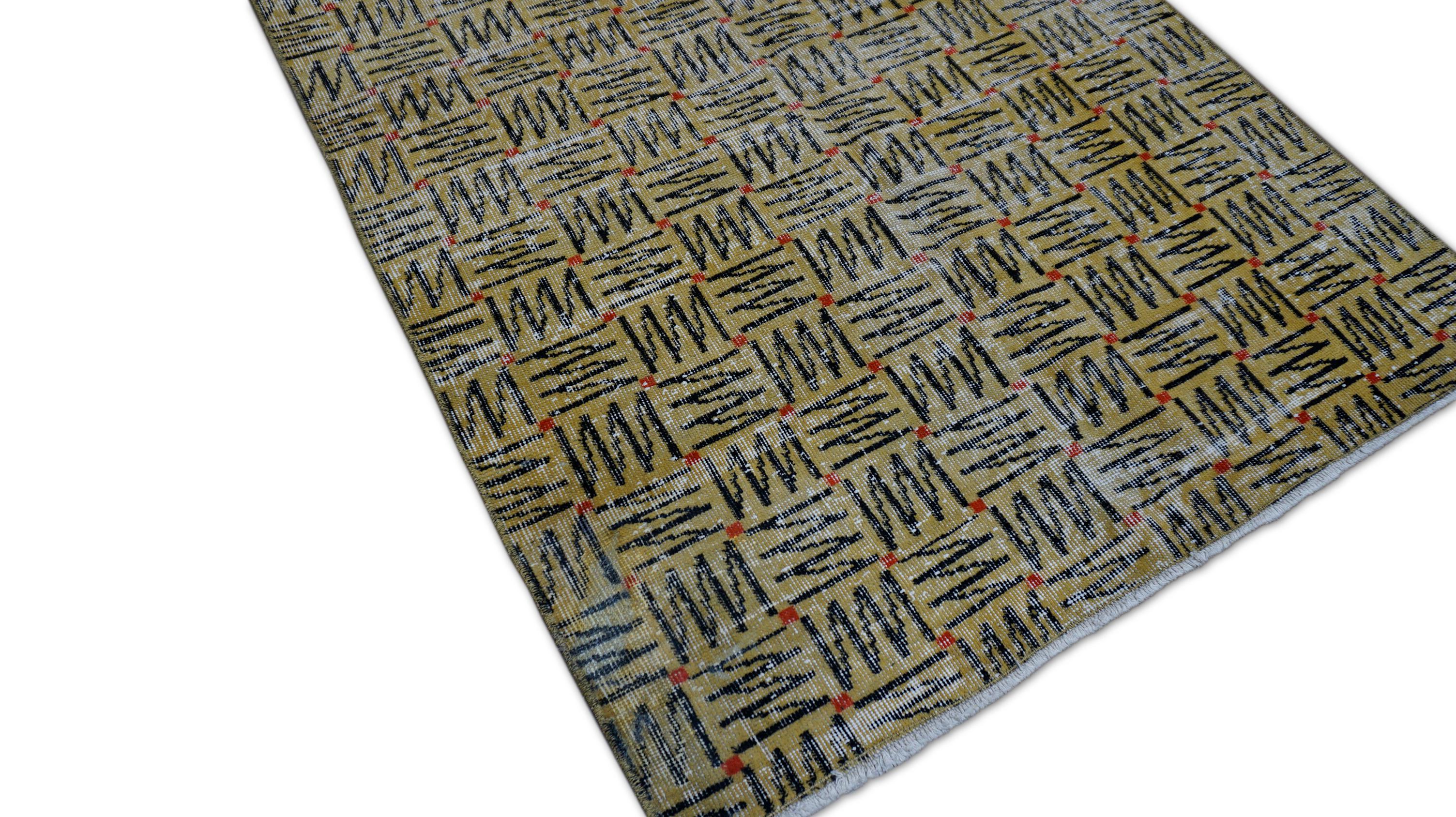 Dieser handgeknüpfte Wollteppich zeigt ein auffälliges, modernes Design, das aus sich wiederholenden quadratischen Blöcken besteht, die mit dynamischen, tally-mark-ähnlichen Strichen in Schwarz gefüllt sind, die sich vor einem warmen senf- und