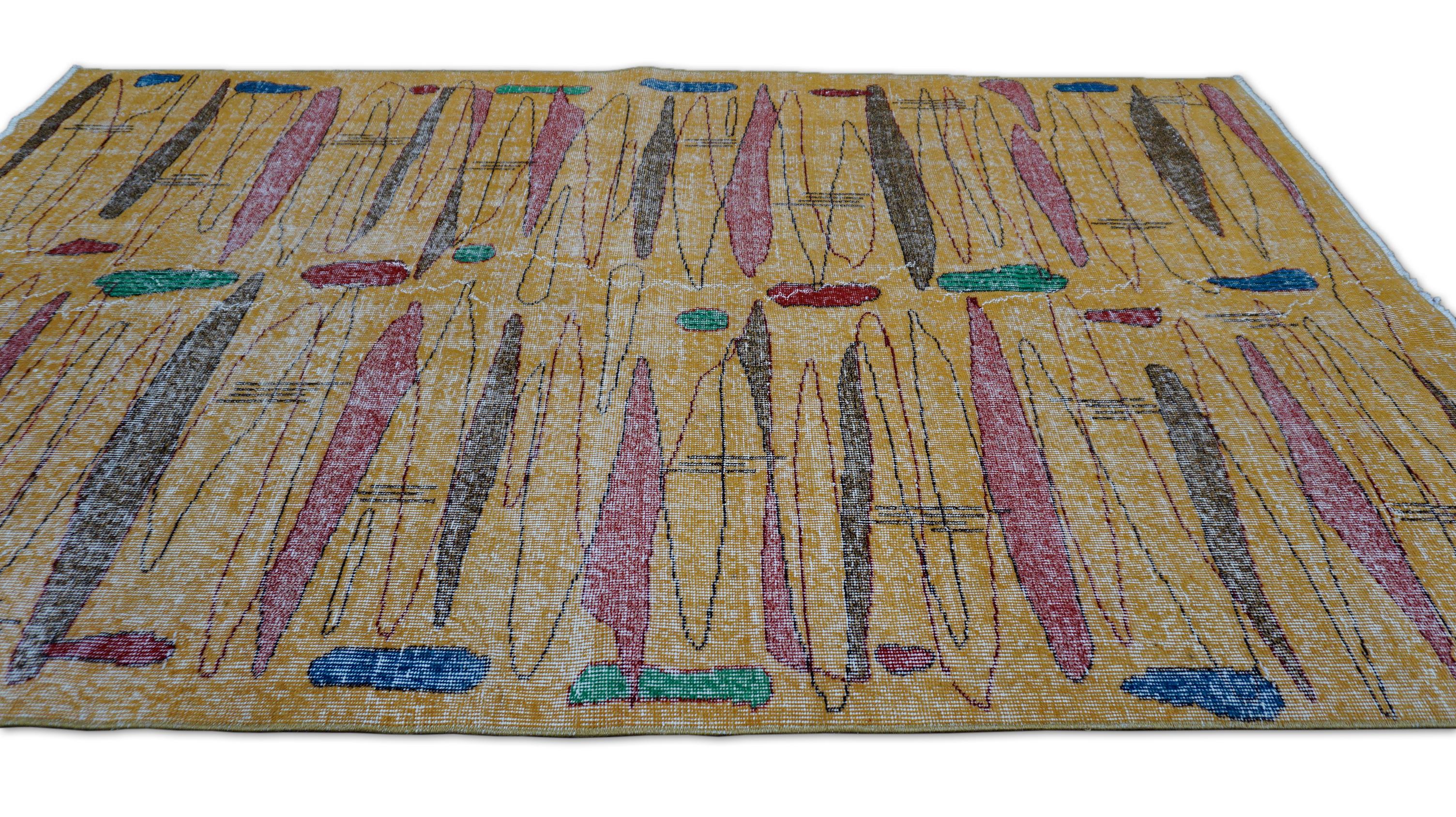 Esta vibrante alfombra de lana anudada a mano es un asombroso ejemplo de la influencia del diseño modernista expresada a través de la artesanía tradicional. Inspirada en la estética de principios de siglo, la alfombra presenta un motivo abstracto de