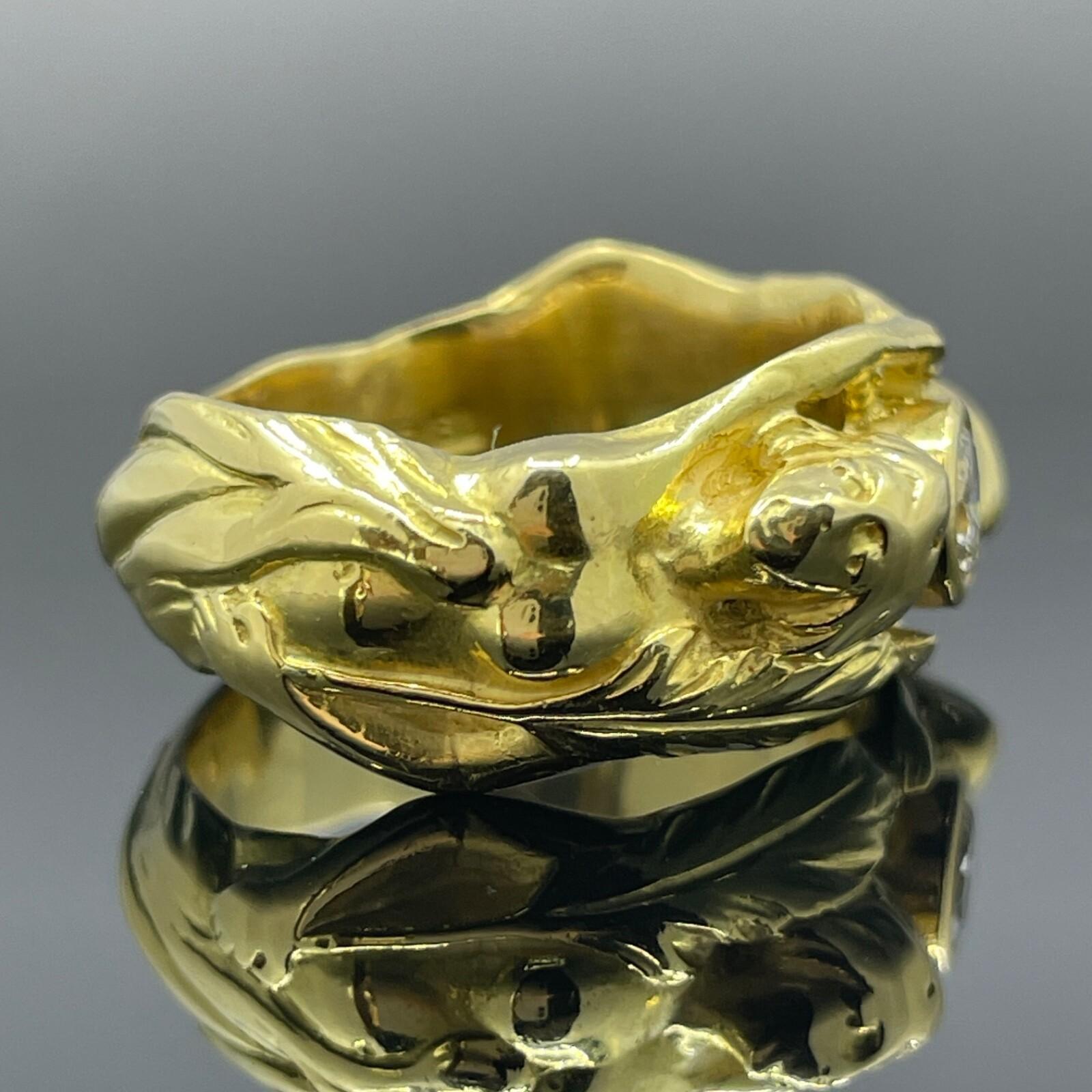 Solido e pesante anello vintage di metà secolo in oro 18 carati con al centro un diamante rotondo taglio brillante incastonato, di colore H+I e purezza SI. Il diamante è molto pulito e vivace e la chiarezza SI è attribuita solo ad alcune macchie di