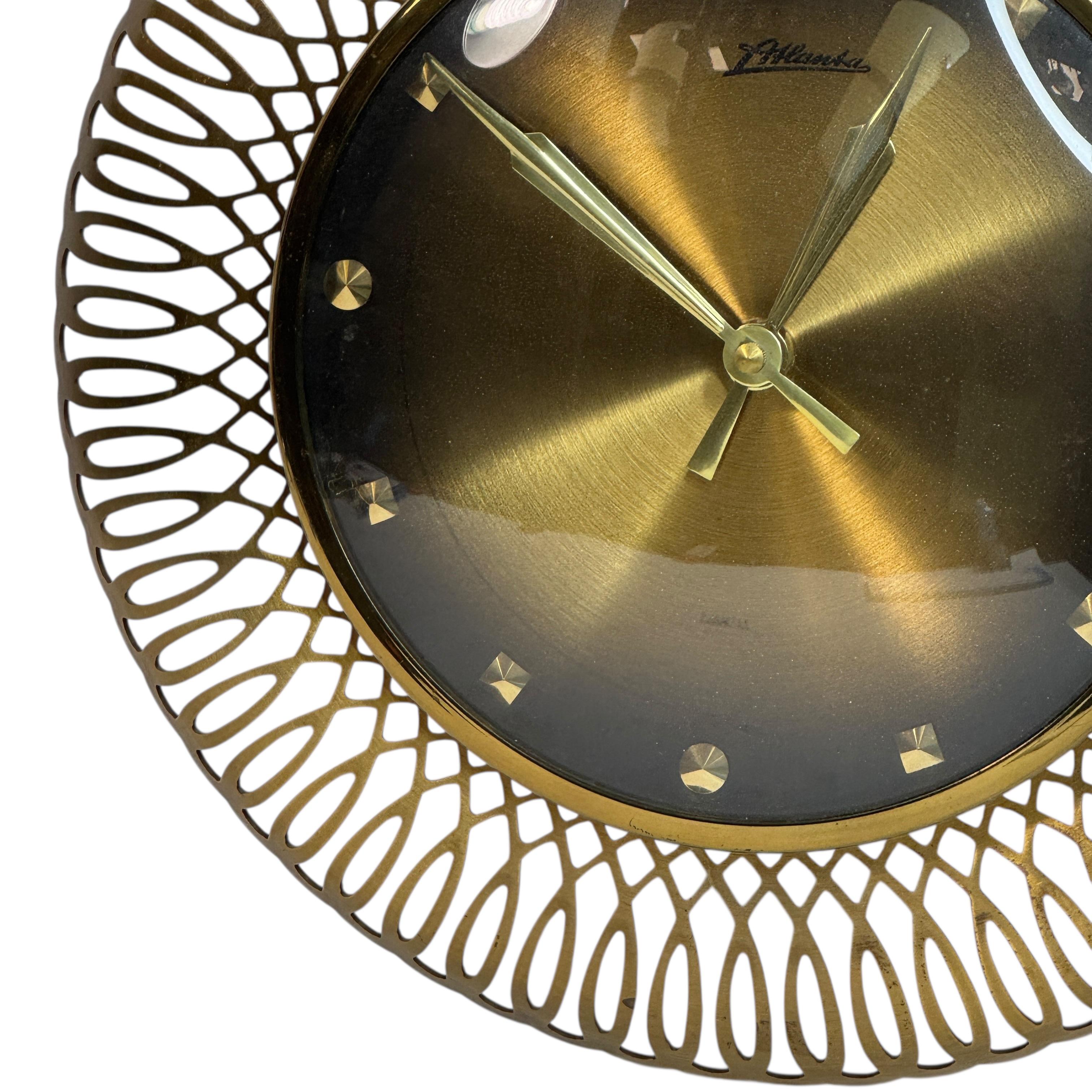 Stunning original 1960s Atlanta sunburst starburst wall clock. Featuring beautiful brass sunburst surrounding illustrating perfectly the mood of the decade. It is battery operated by the original West German adjustable movement keeping very good